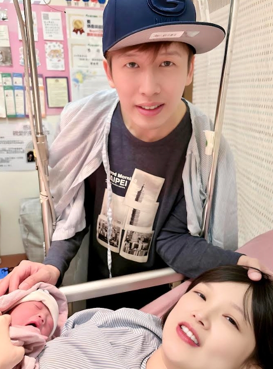 台語歌手陳昶均陪著愛妻陸依秀迎來寶貝女兒陳懿晴誕生。(欣代唱片提供)
