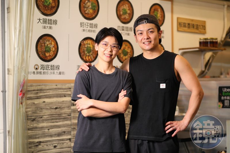 劉羿伶（左）與劉書豪（右）兩姐弟一起經營小店，從湯頭到用料都不馬虎。