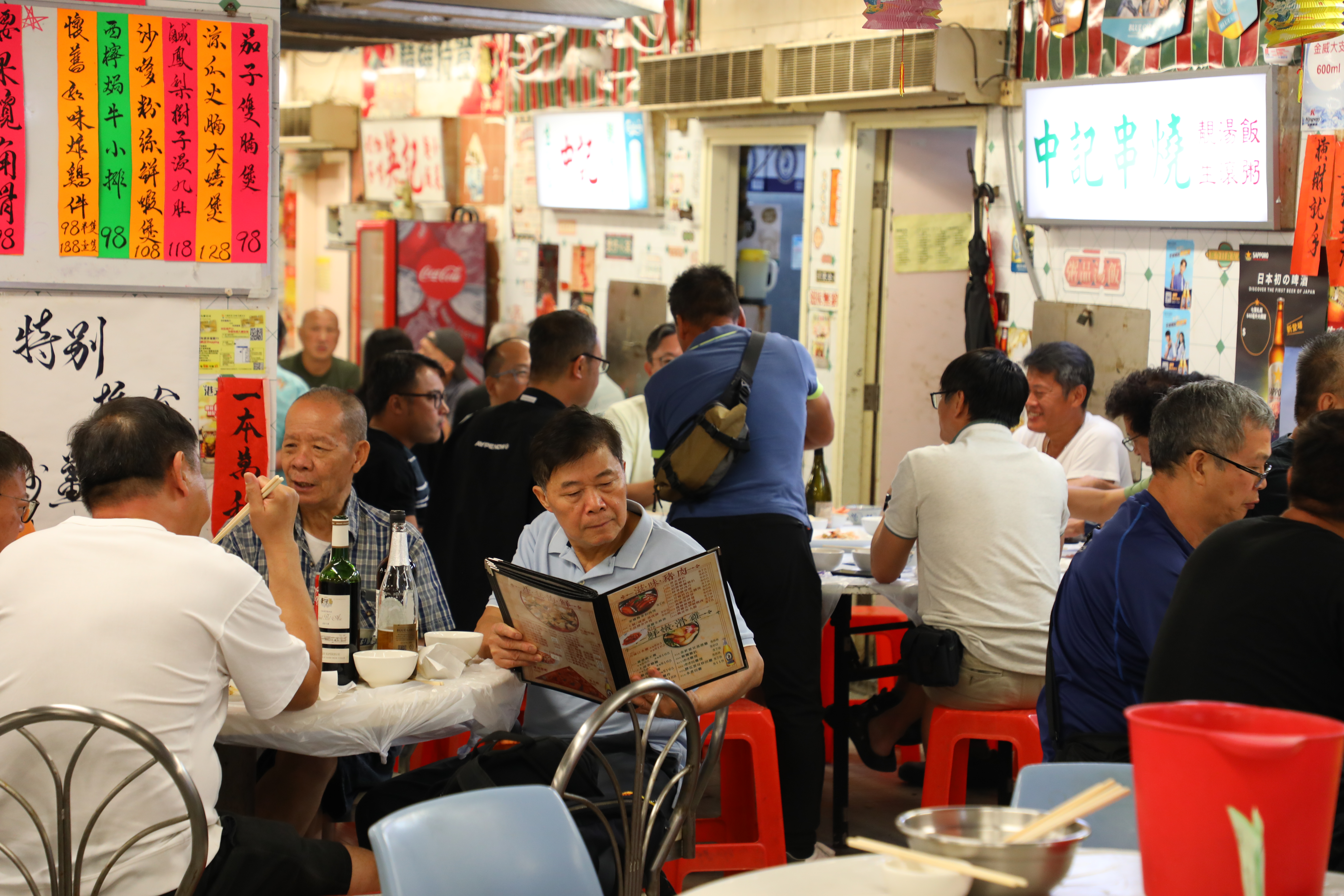 「中記小廚」的菜單有上百道菜，牆上還用彩紙寫著廚師研發的新菜。