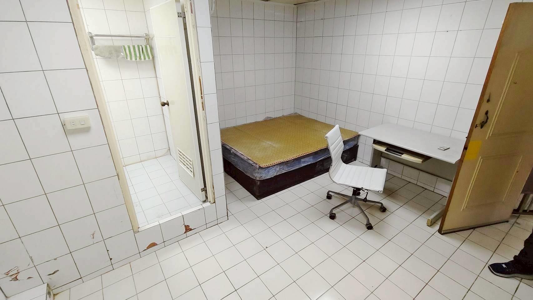 台北精華區一間套房租金十分便宜，然而全室貼滿磁磚的裝潢讓不少人質疑根本是廁所改裝。（翻攝threads@gogogoaatt）