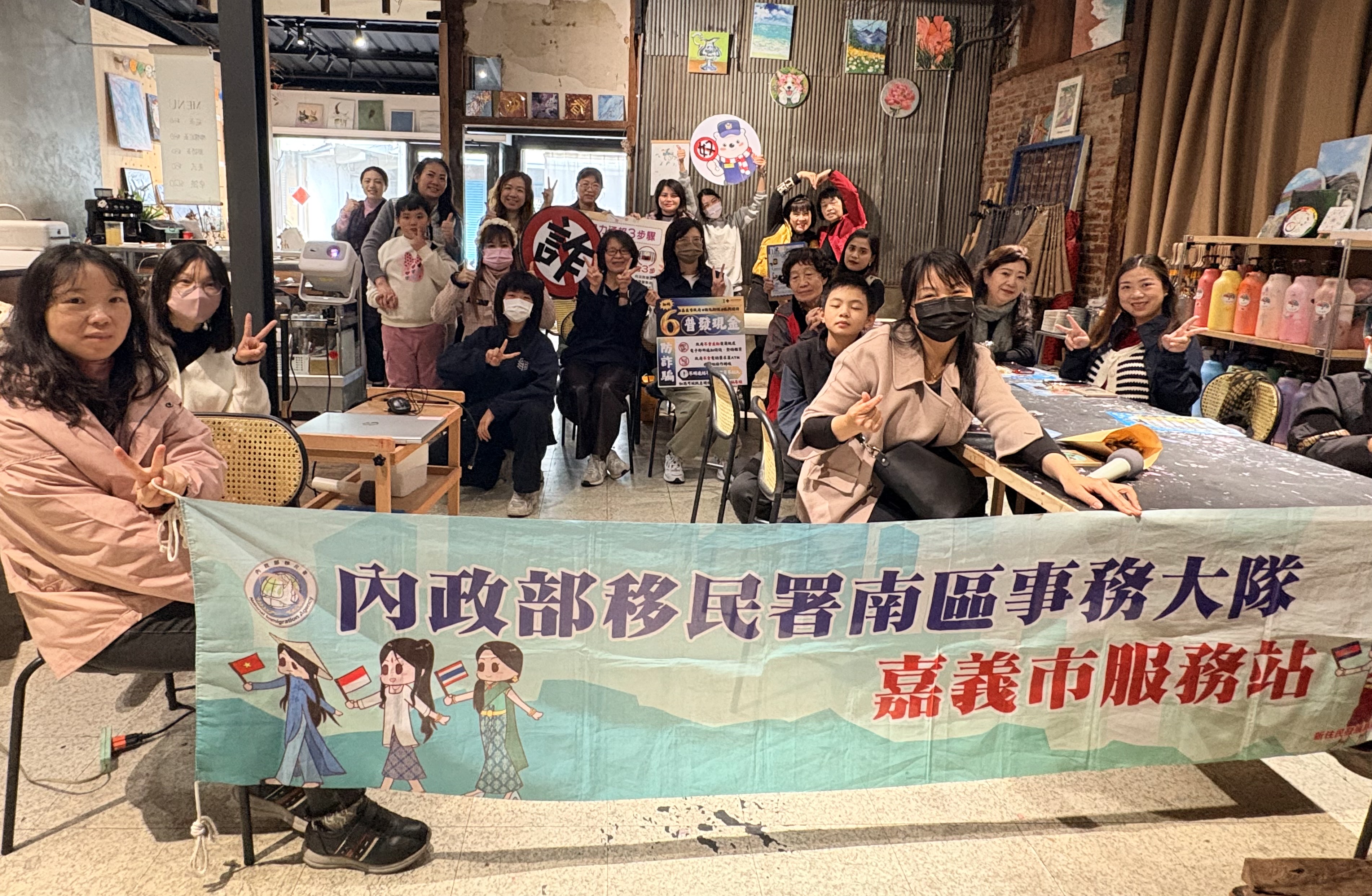 新住民們參與移民署年節活動後開心合影。(移民署提供)