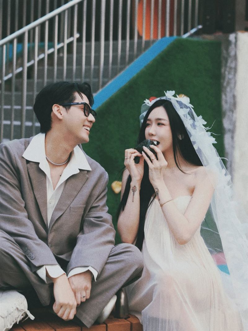 許允樂去年底與李玉璽結婚。（翻攝自臉書）