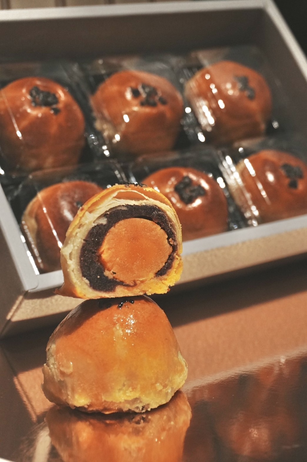 蛋黃酥禮盒包裝簡約中帶著時尚，灰黃配色與俐落的角瓶線條打造出極具匠心的精典禮盒。（899 元／六入）