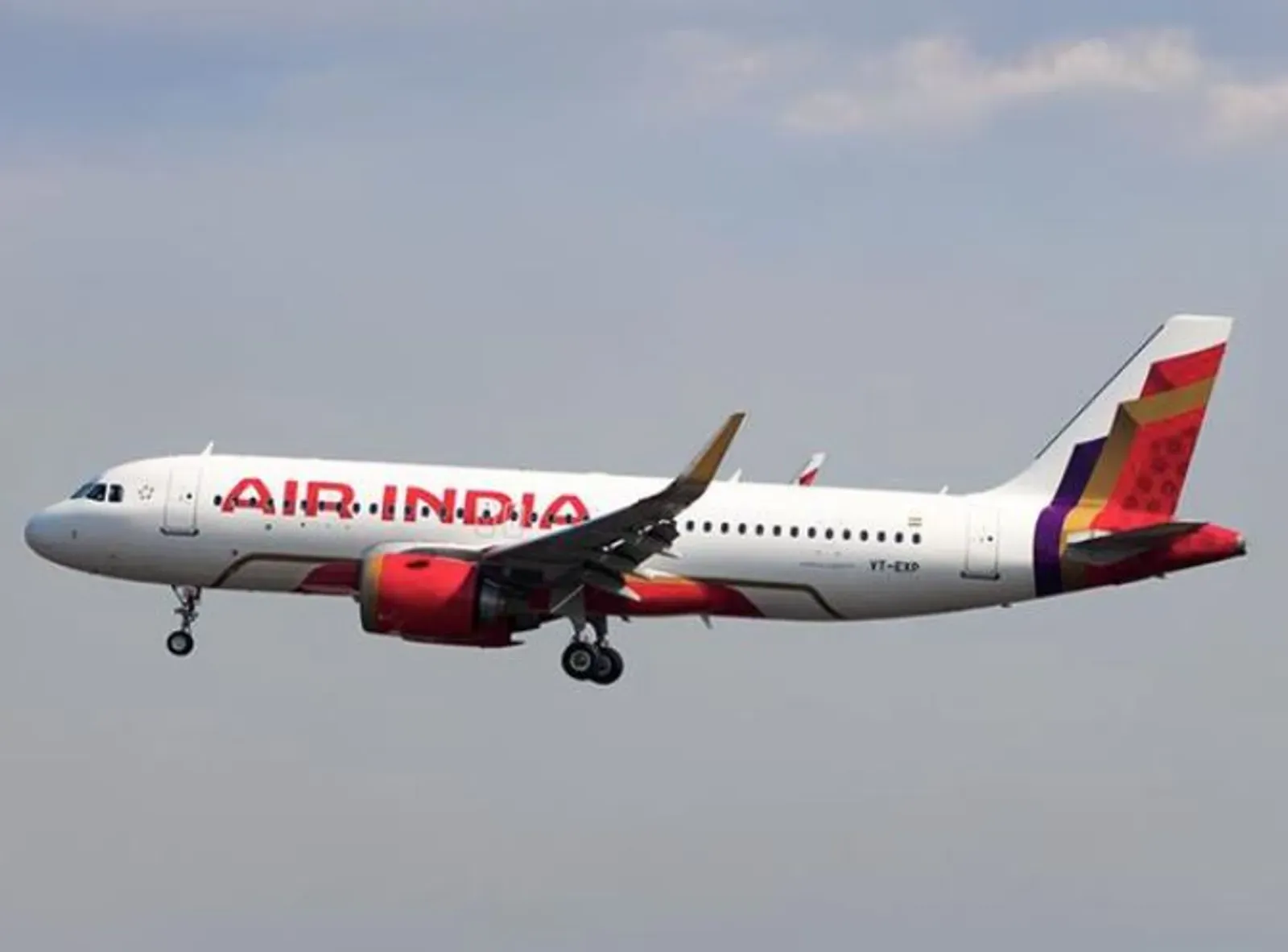 印航客機驟升又急墜、液壓全失效「釀24傷」。(翻攝Air India臉書)