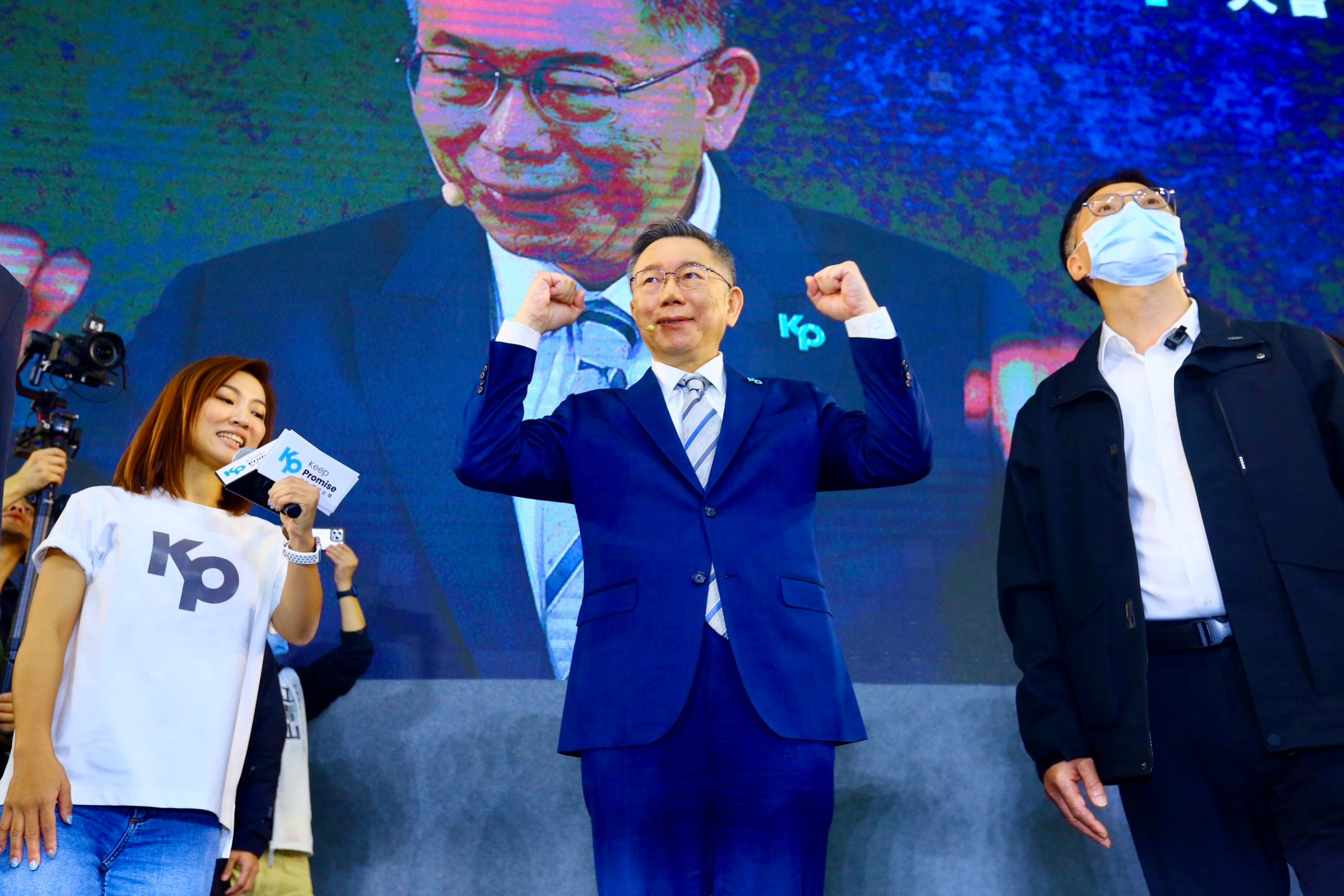 柯文哲在板橋誓師大會上喊話「用民眾黨總統候選人身分拚戰到底」，外界猜測是藍白破局跡象。