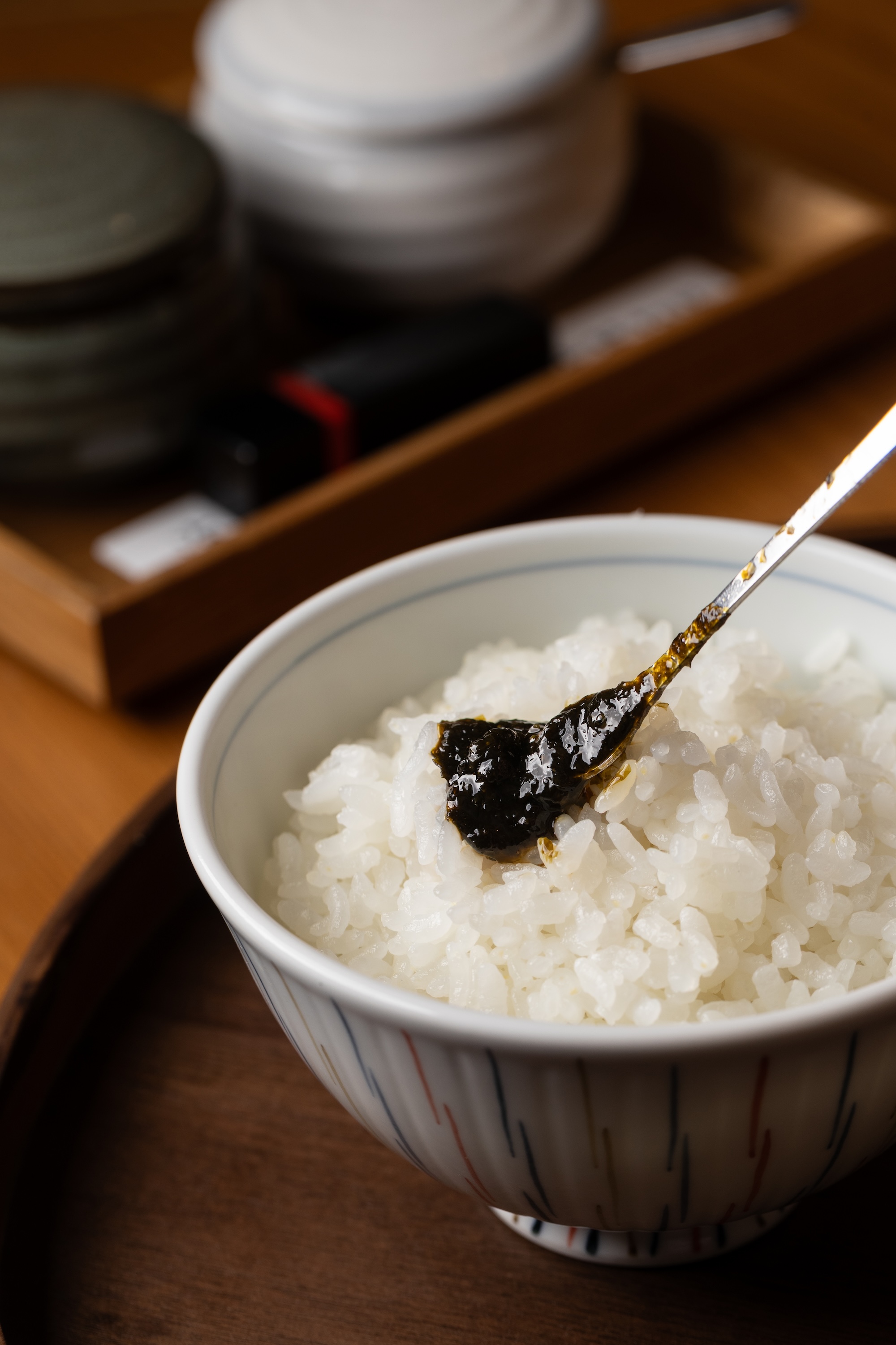 七星米與魚津米以一比一比例混合炊煮,舀一匙以香菇高湯慢熬的自製海苔醬,讓白飯也成為定食最令人難忘的一道料理。