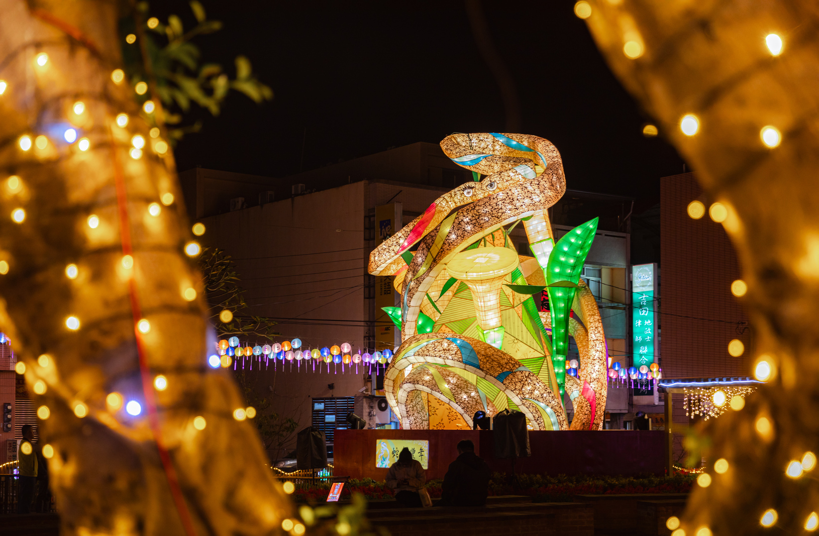 「2025竹山竹藝燈會」主燈《蛇舞豐年》，由竹藝大師林建成與徒弟許銘珊共同創作。