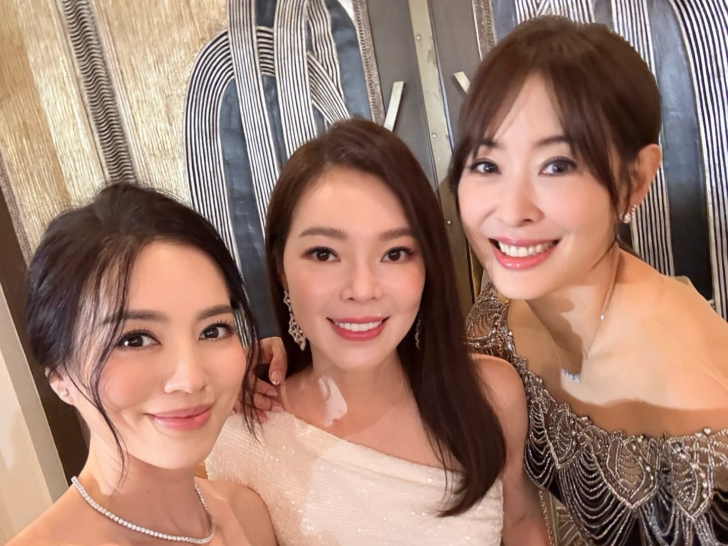 曾馨瑩（中）和林牧潔、賈永婕出席時尚晚宴。（翻攝muchieh IG）