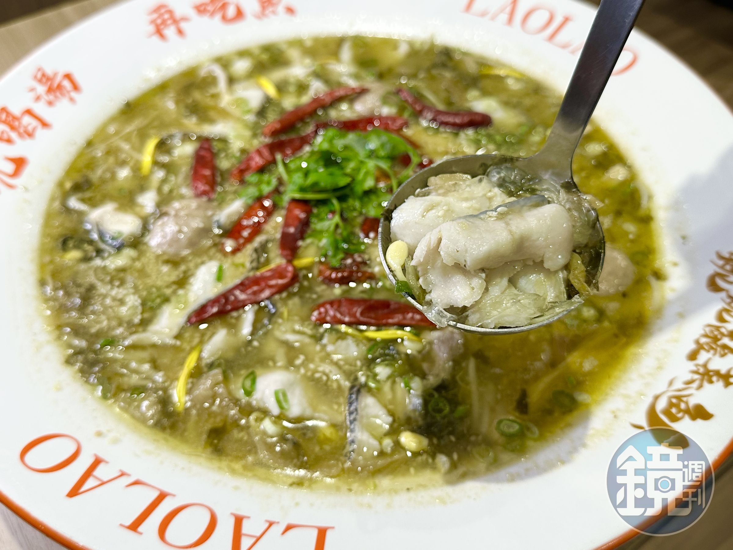 「姥姥酸菜魚」湯頭酸香偏甜,小辣帶一點麻感,烏鱧魚肉鮮甜無腥臭,盆底有寬粉增加飽足感。(818元/份)