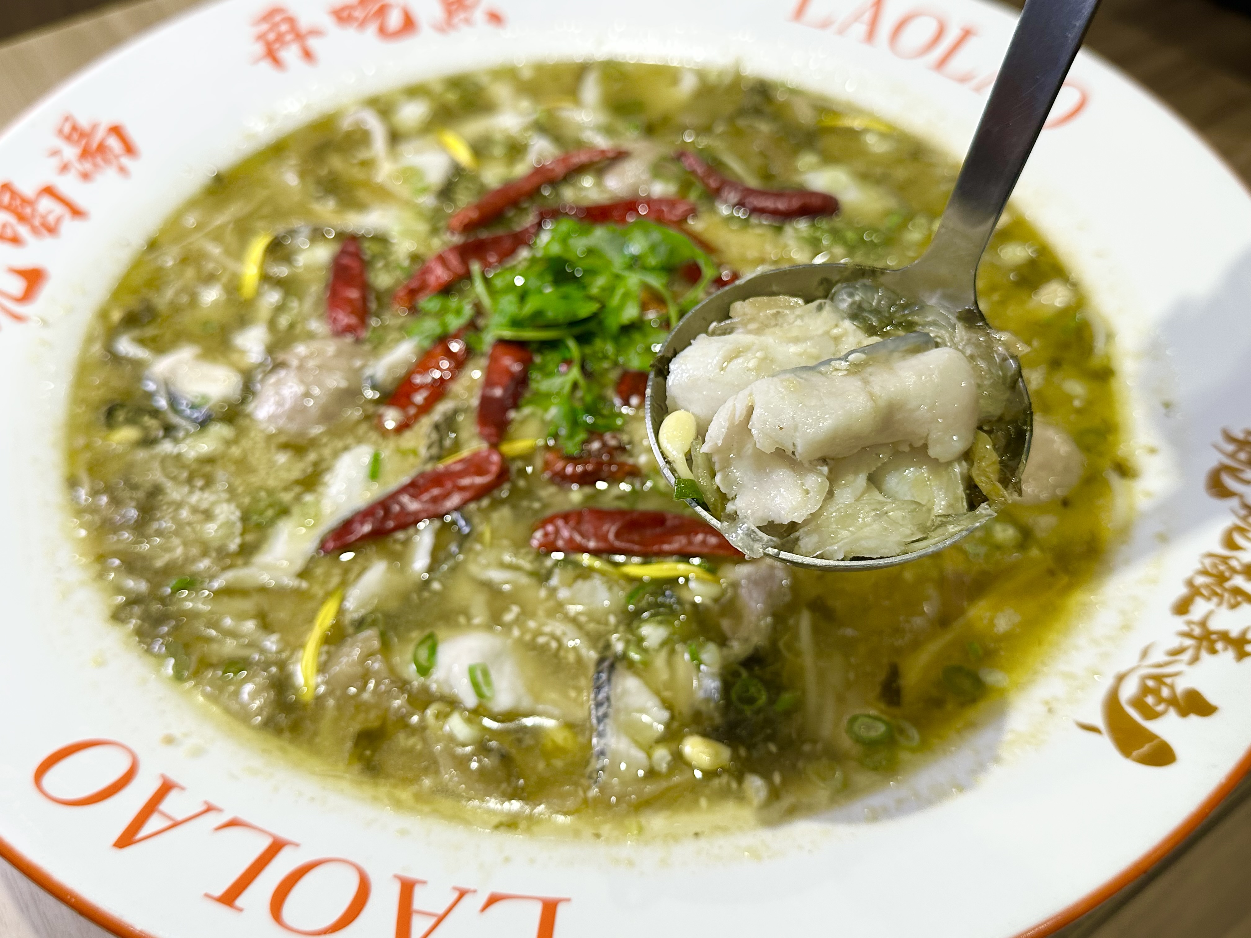 「姥姥酸菜魚」湯頭酸香偏甜，小辣帶一點麻感，烏鱧魚肉鮮甜無腥臭，盆底有寬粉增加飽足感。（818元／份）
