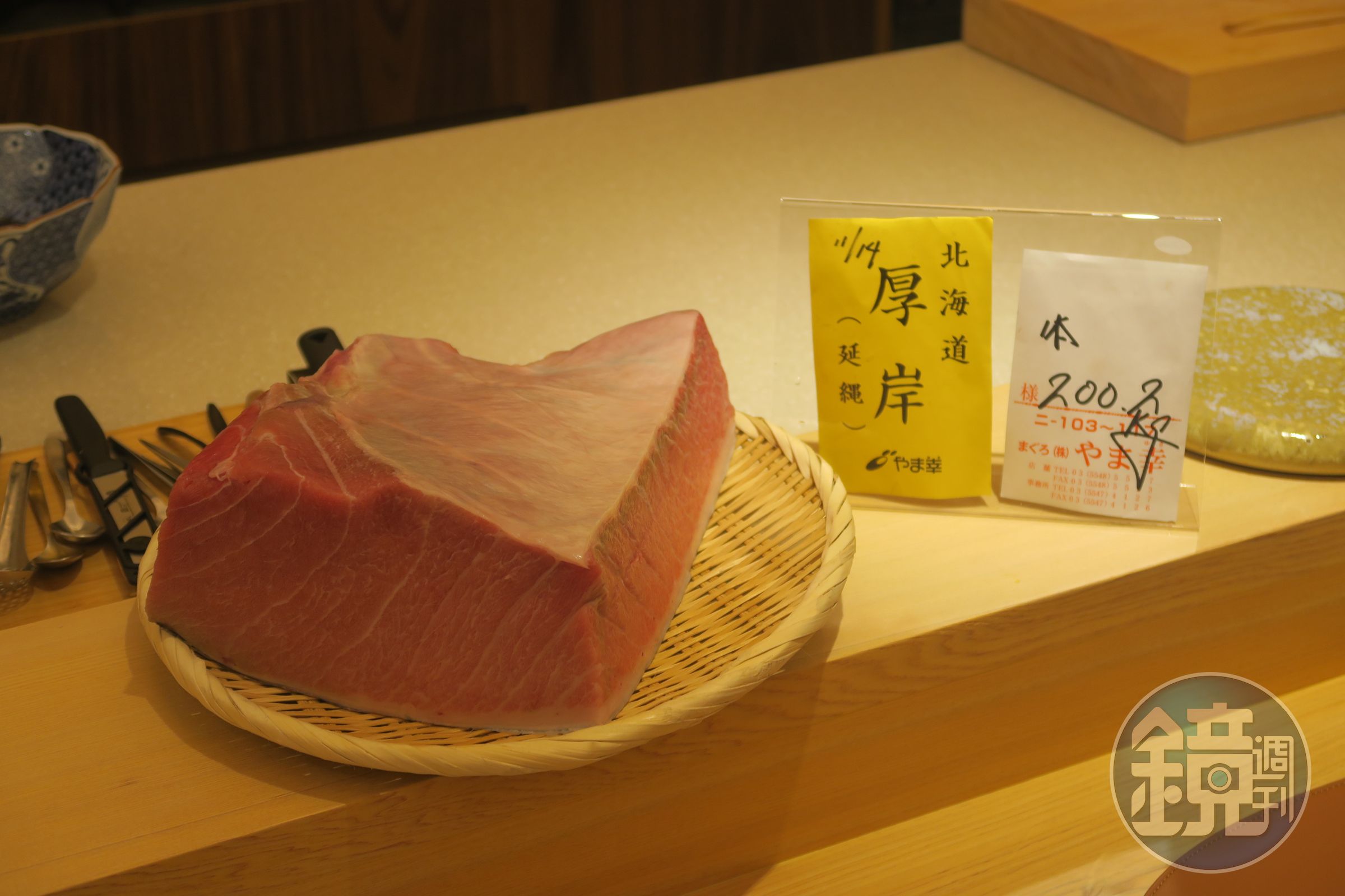 來自北海道厚岸，11月14日才以延繩釣捕獲的黑鮪魚，足足有200公斤重。