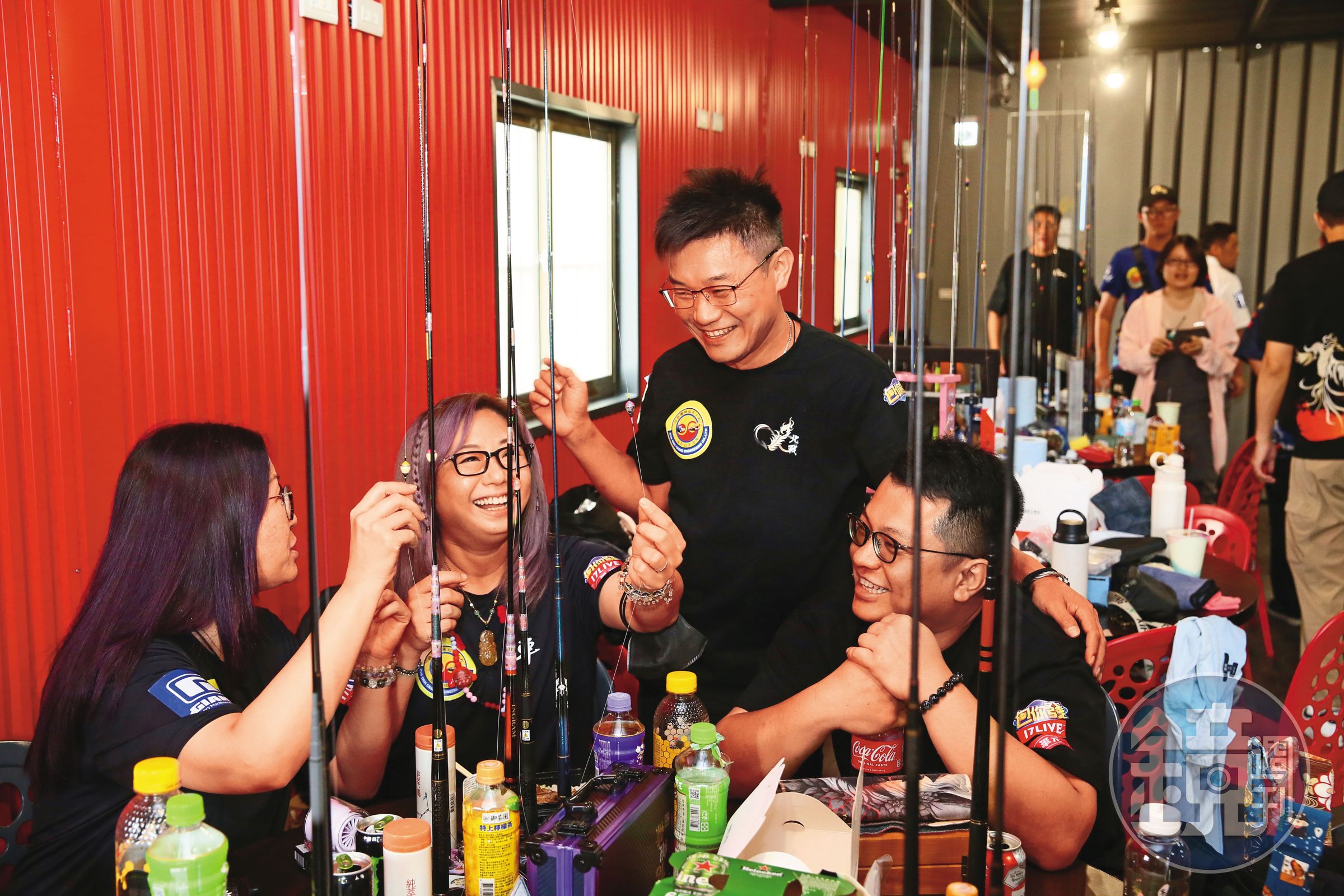 楊小錡(左3)跟香港粉絲在「MLS國際釣蝦競技邀請賽」休息區見面,開心討論產品。