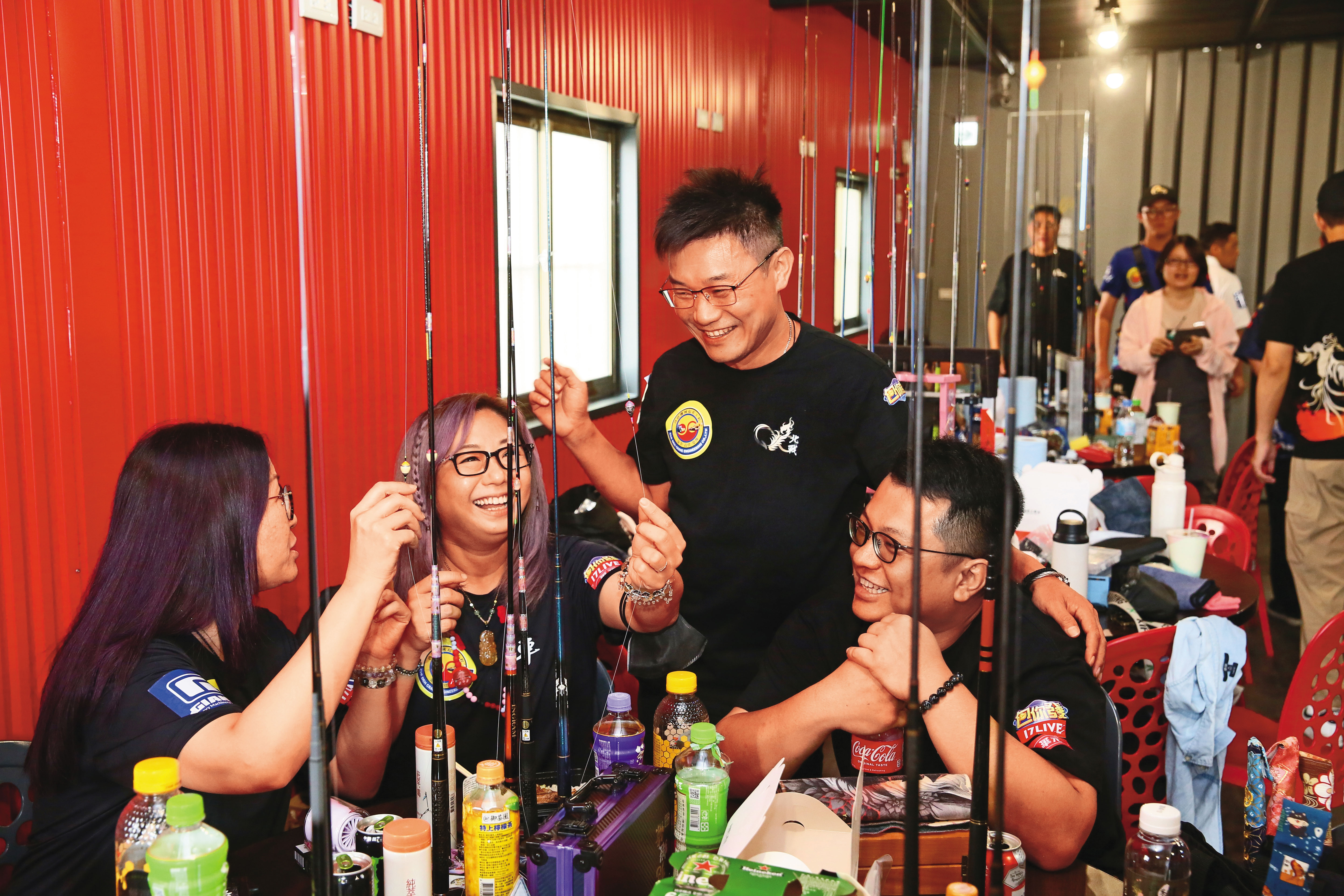 楊小錡(左3)跟香港粉絲在「MLS國際釣蝦競技邀請賽」休息區見面,開心討論產品。