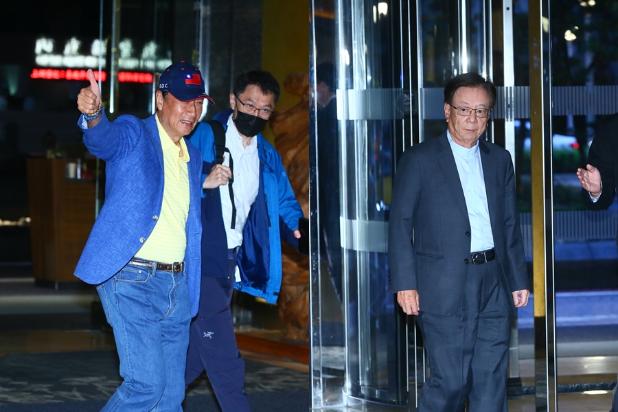 宣明智（右）擅自替郭台銘（左）寫公開信，涉及偽造文書。（本刊資料照）