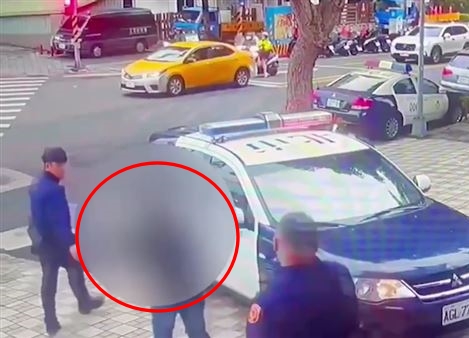 中國一名男子（紅圈處）偷渡來台30多年都冒用友人身分躲避追查，日前意外因領取遺失物而被警方識破身分。（翻攝照片）