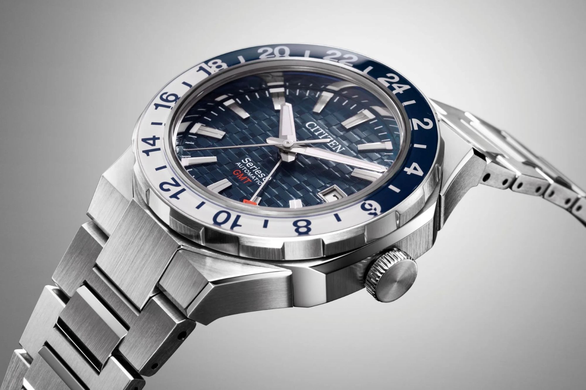 CITIZEN Series 8 880 GMT 系列NB6034‑58L,採「旅人型 GMT」設計,定價:NT$54,800