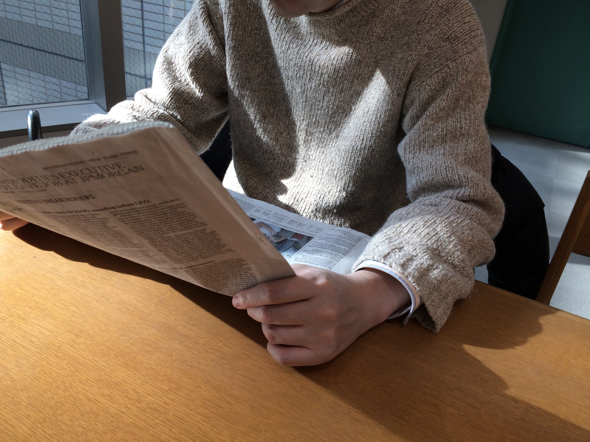 邱姓男子在咖啡店內看報紙時，竟因性感照勾起性欲，當眾掏鳥自慰。（示意圖，photoAC）