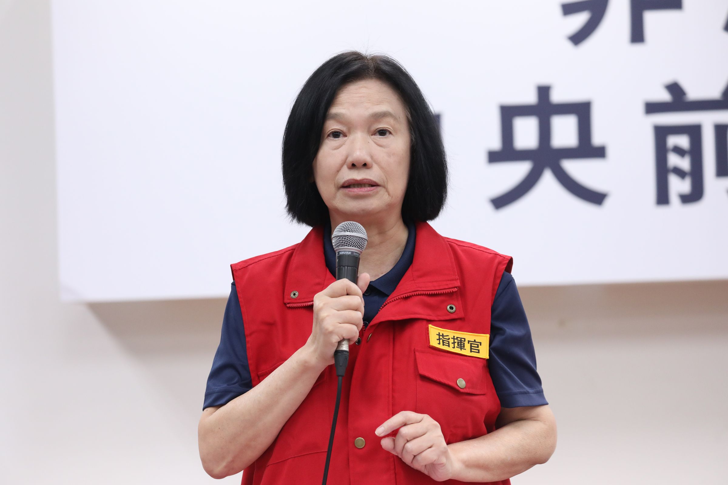 杜文珍表示,案場日前環境採樣仍檢出病毒,因此昨晚30名國軍弟兄已抵達案例場集合,整裝進場執行清潔工作,現場也有台中市動保處22名同仁、兩位前進指揮所專家參與。(台中市府提供)