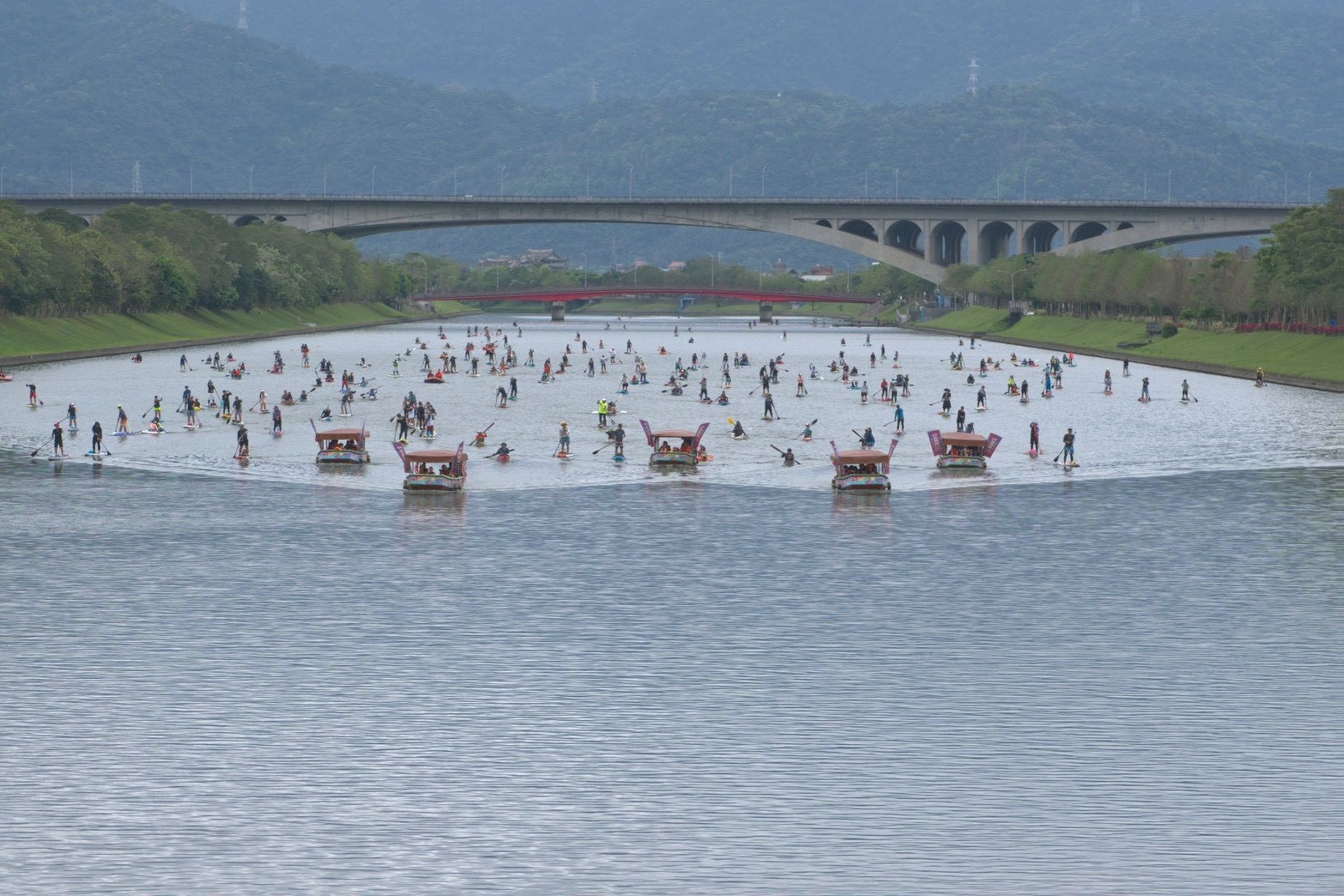 「2026傳藝文昌祭」眾神循冬山河水域巡航前行,展開此次文昌祭最具代表性的水路迎神場面。(全聯提供)