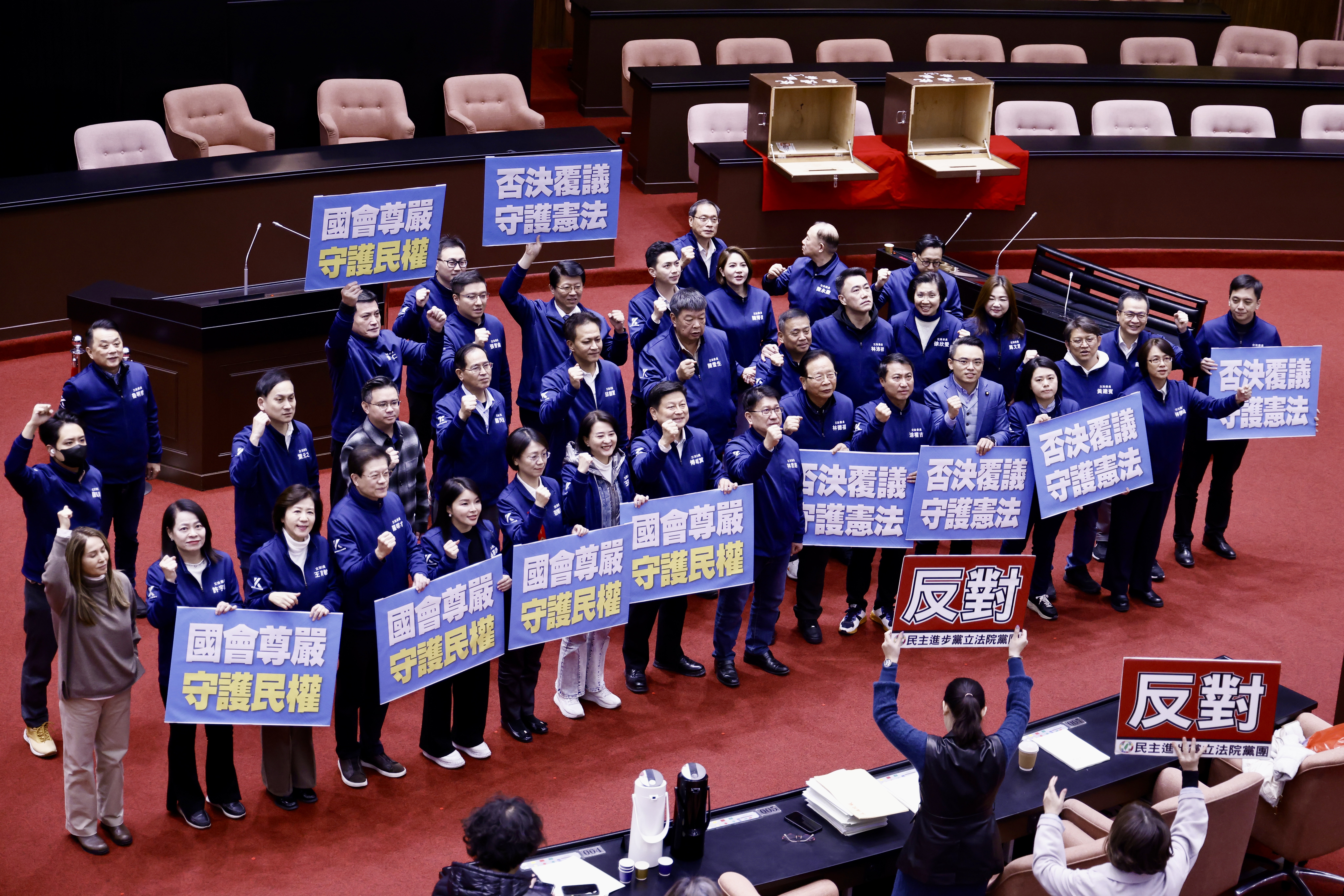 政院提出的《憲訴法》覆議案今天在立院遭在野以多數否決。