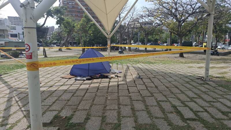 莊姓街友陳屍高雄崗山仔公園，警方封鎖現場勘驗。（翻攝畫面）