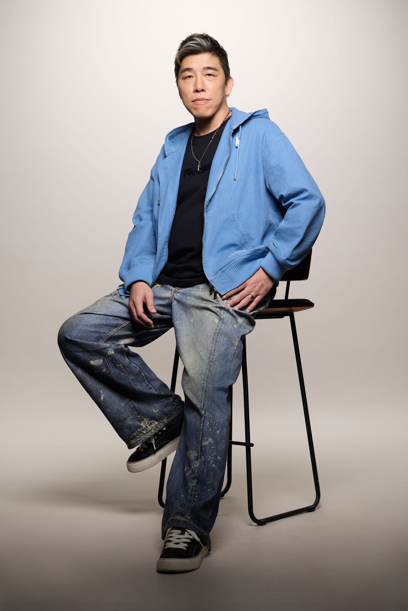 必應創造董事長周佑洋，是燈光音響出身，至今仍常坐鎮演出現場。（必應提供）