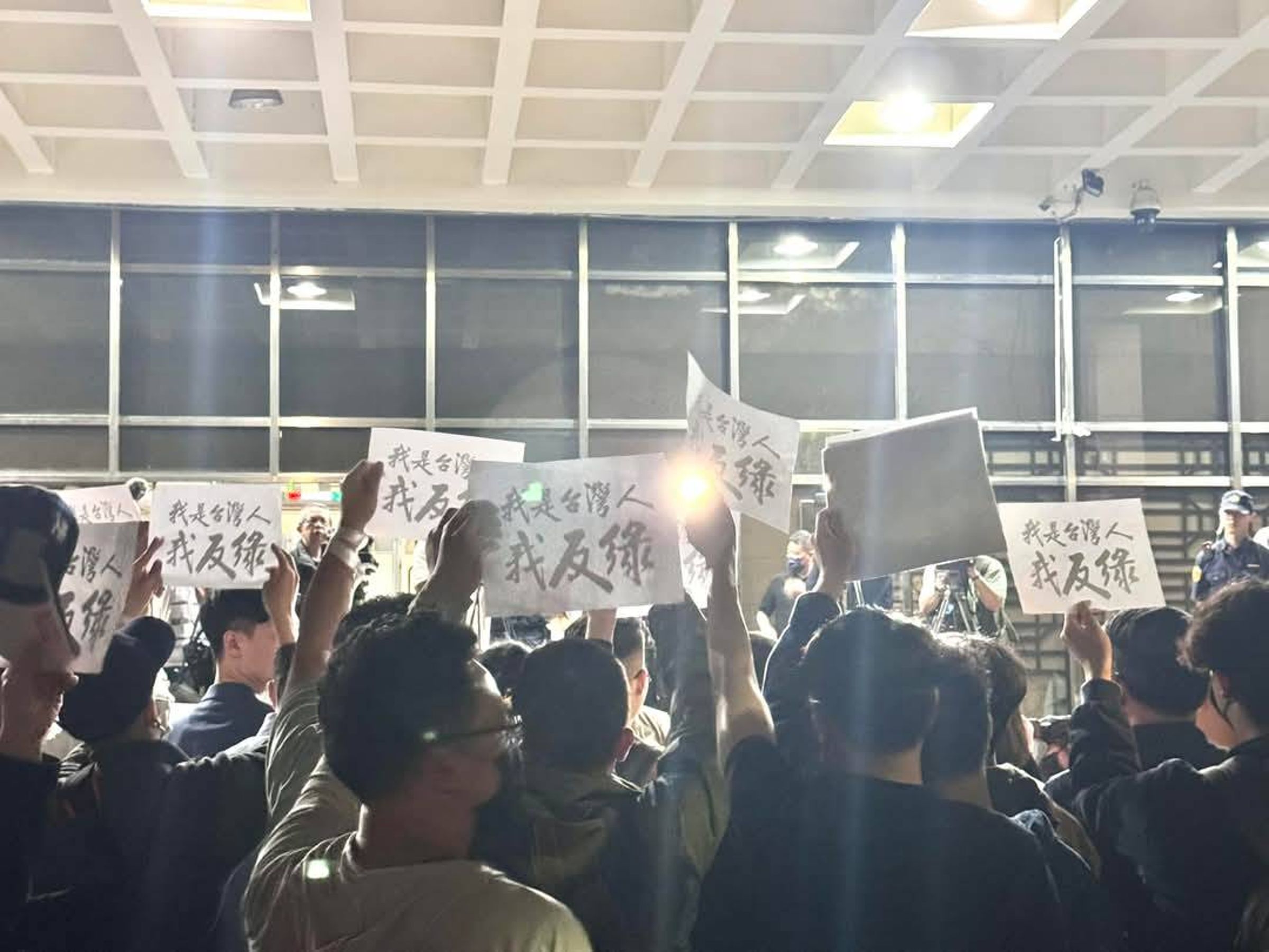 「罷何拔蔡」抗綠罷團今日下午1時許,發言人在媒體群組裡宣布罷免行動暫緩。(翻攝霸團臉書)