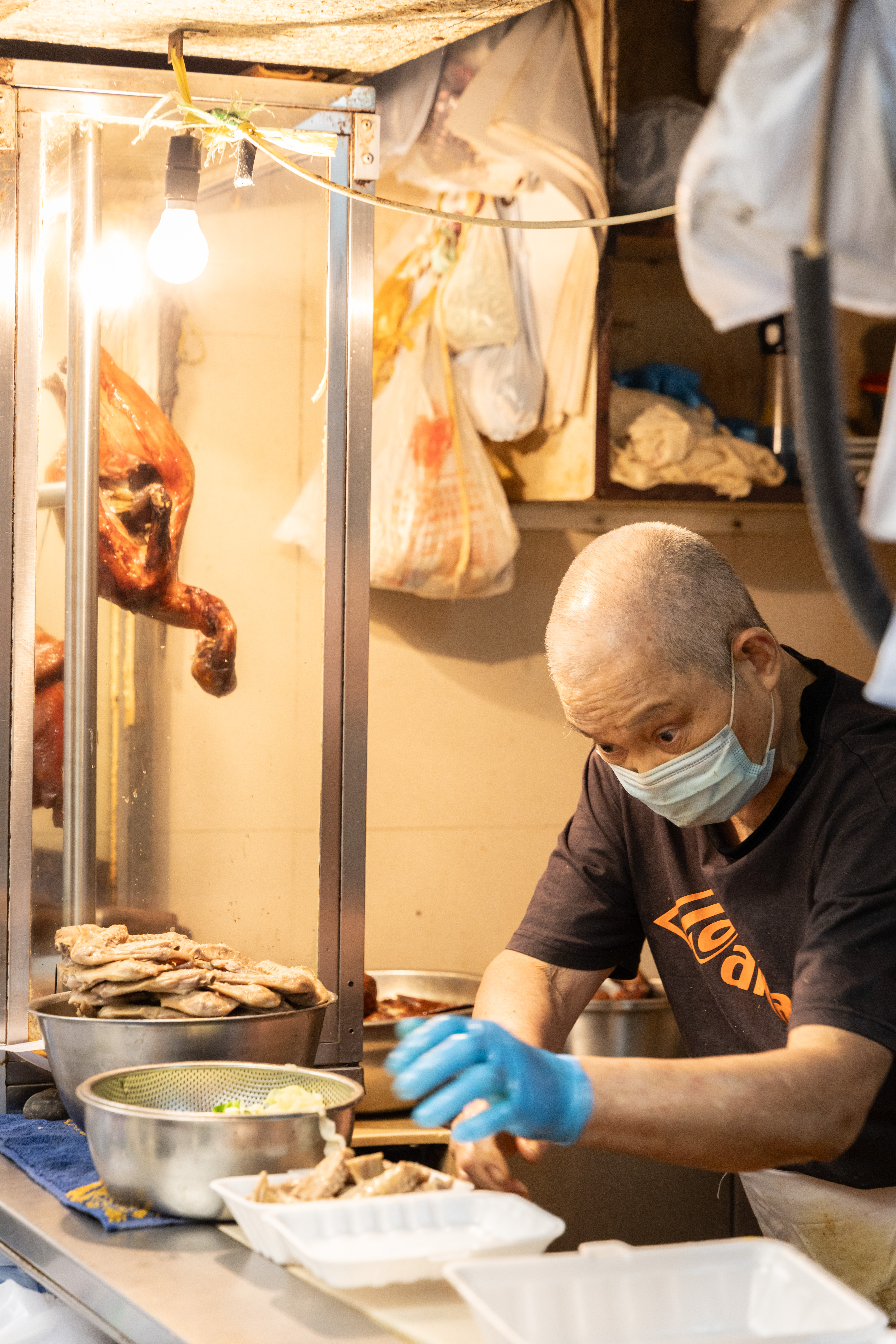 老師傅俐落剁著鴨肉，巔峰用餐時段，雙手幾乎沒停過。
