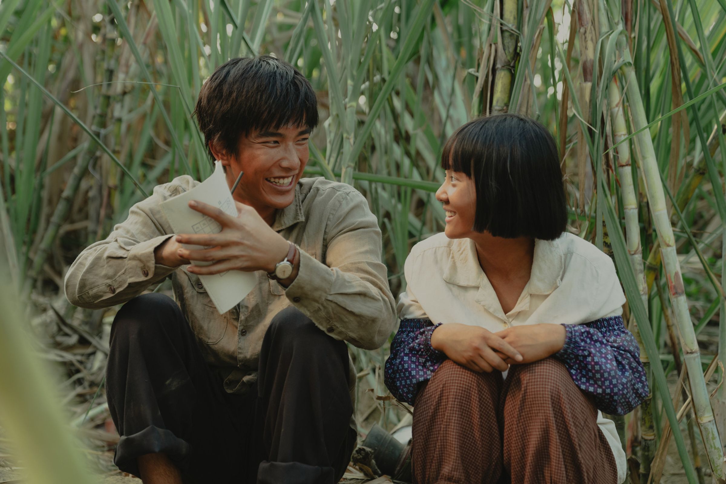 曾敬驊(左)與金馬怪物演員方郁婷(右)在電影《大濛》中飾演兄妹,年紀差8歲的兩人真的很有兄妹感。(華文創提供)
