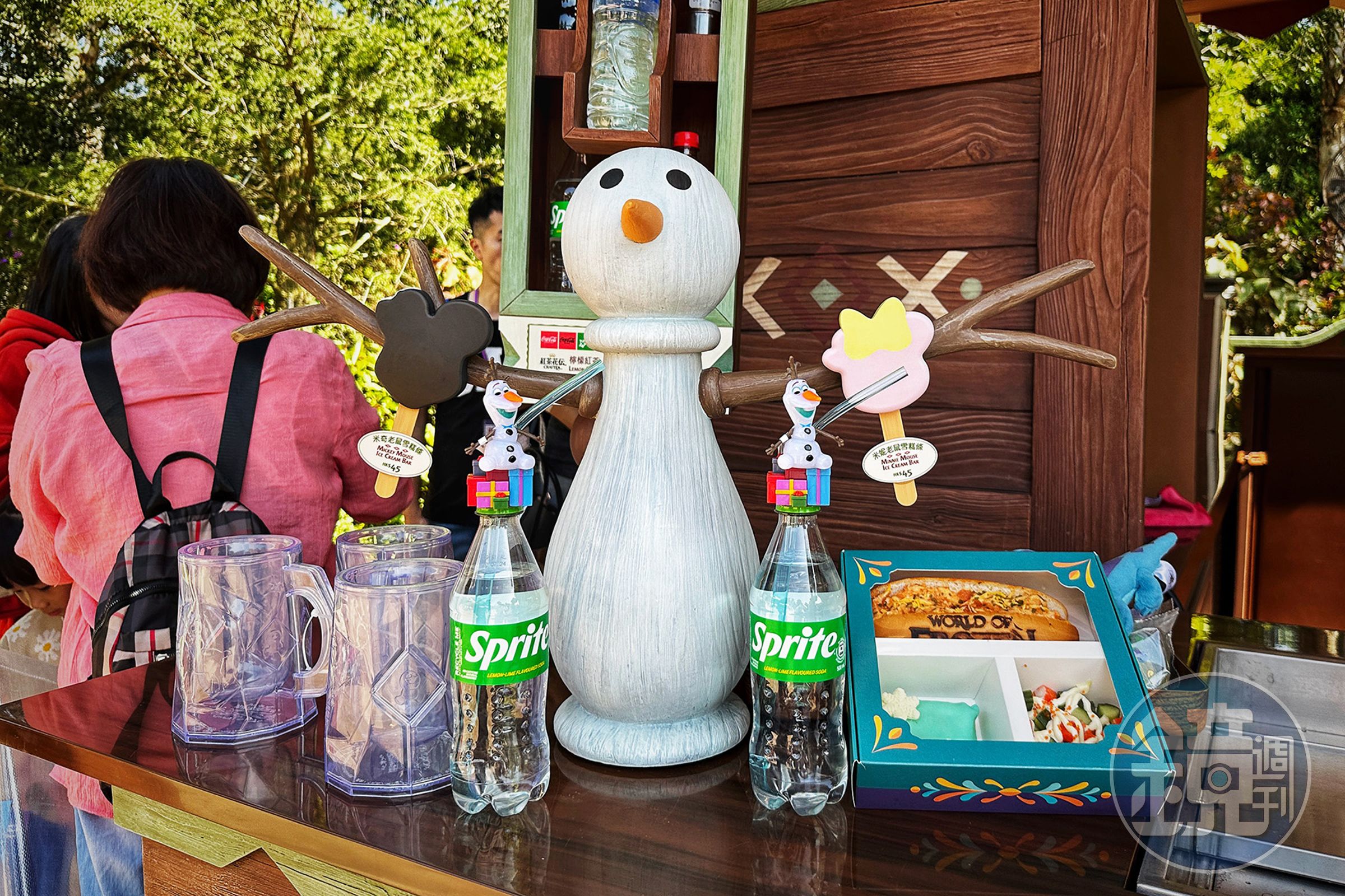 雪寶造型吸管也是相當實用的紀念品。