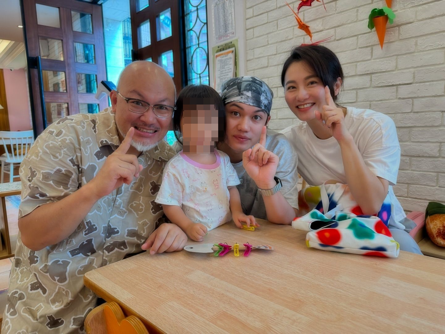 劉亮佐和趙小僑有一子一女和樂融融。（翻攝臉書）