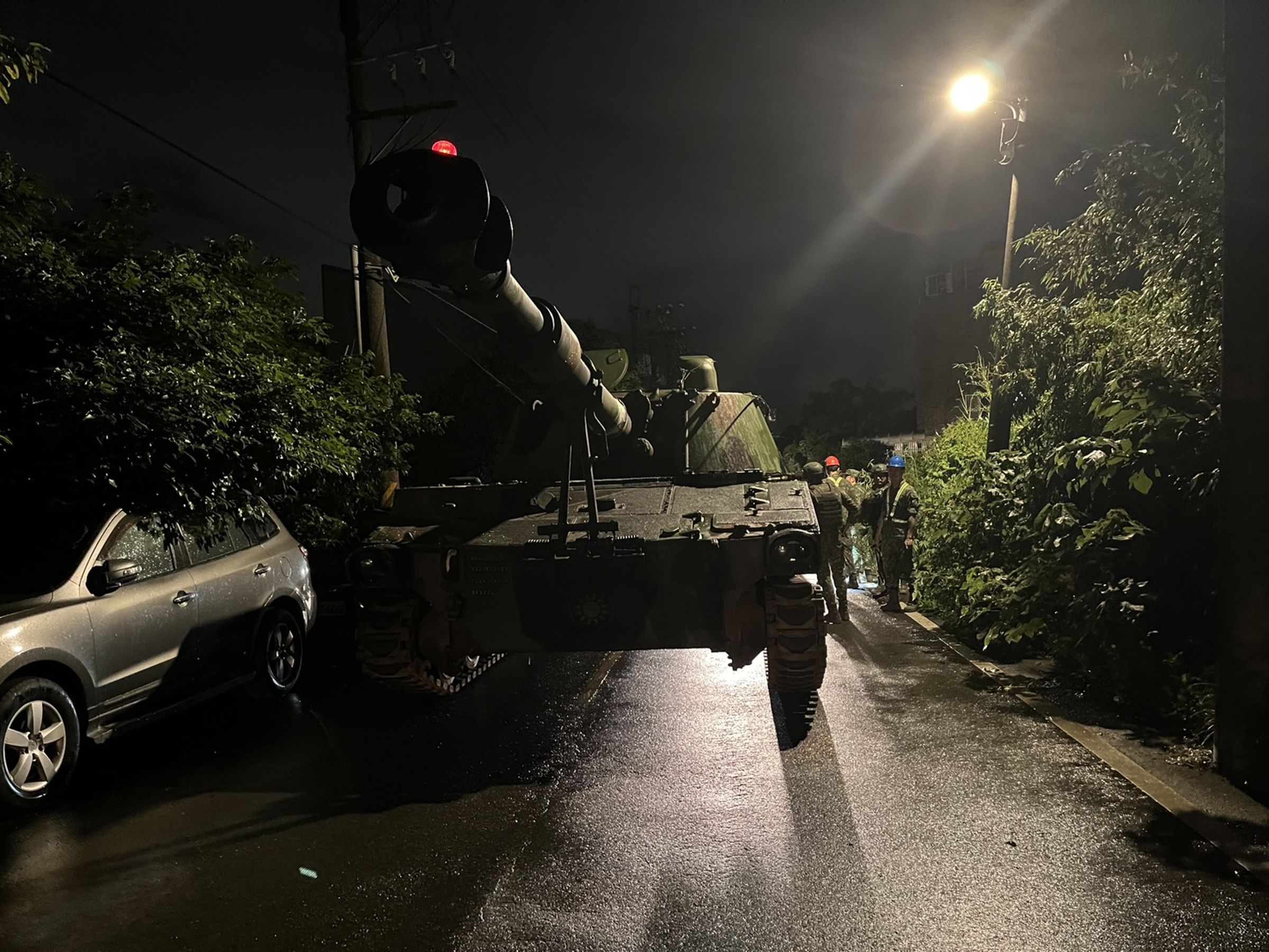 陸軍砲兵第21指揮部一輛履帶型車輛行經楊梅巷弄,疑會車不慎,撞擊路旁停放5輛轎車。(翻攝畫面)