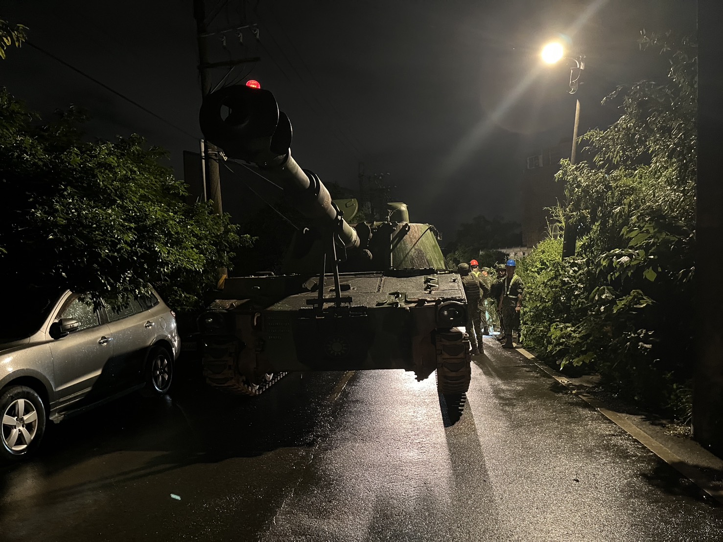 陸軍砲兵第21指揮部一輛履帶型車輛行經楊梅巷弄，疑會車不慎，撞擊路旁停放5輛轎車。（翻攝畫面）