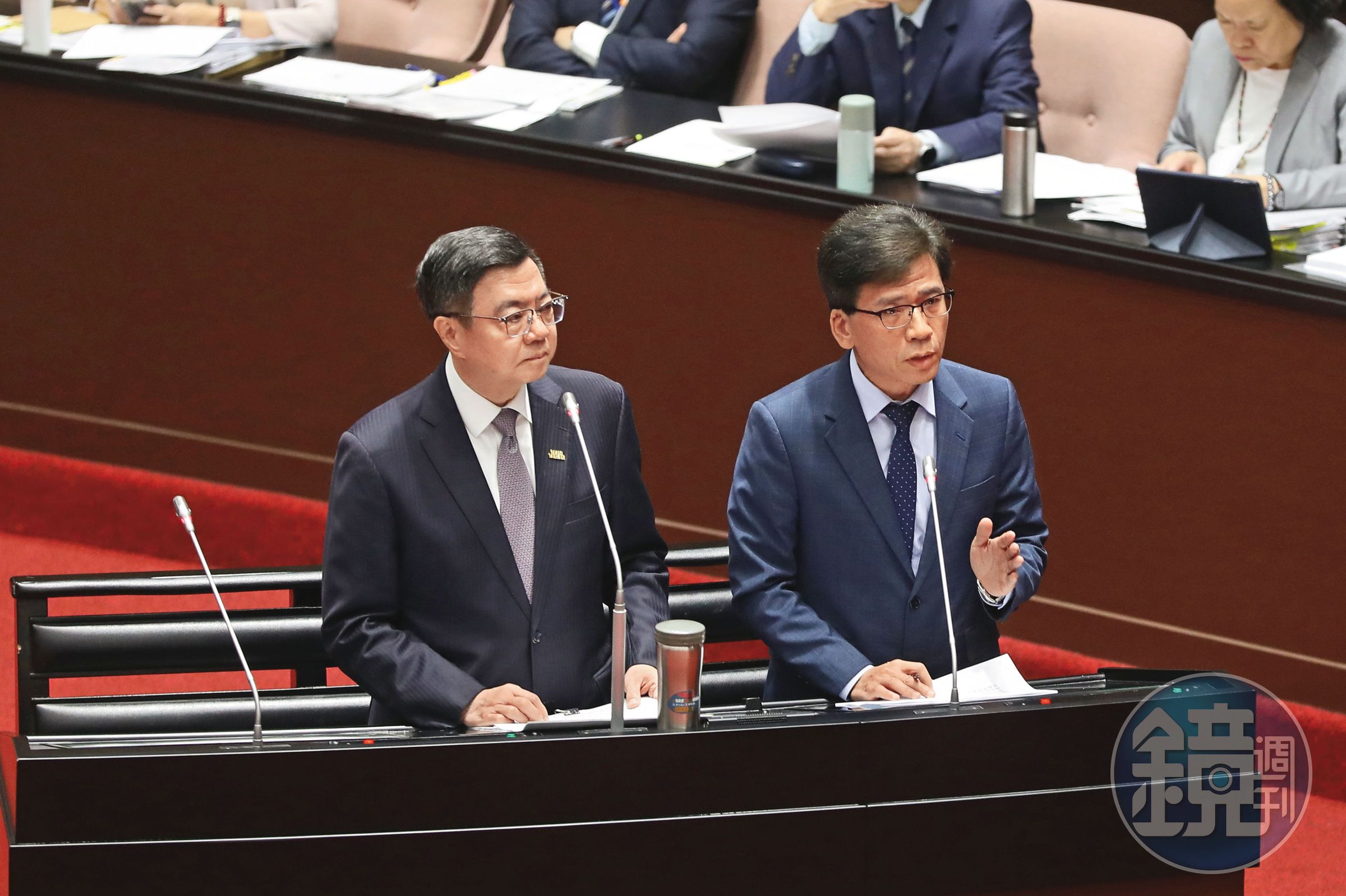 擁有產官學研經驗的彭金隆（右），喜歡用比喻將艱深的金融語言化繁為簡。