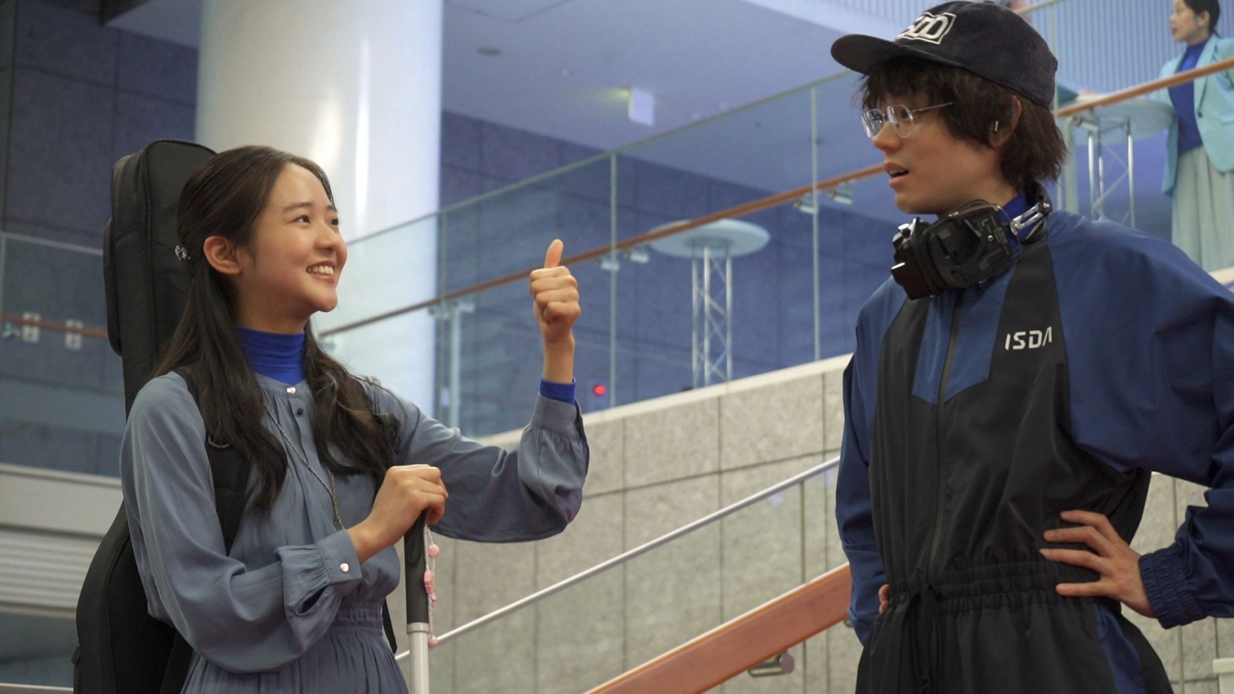 林廷憶(左)在《火星女王》飾演一名視障女孩,移居火星後與有好感的菅田將暉分隔兩地。(NHK提供)