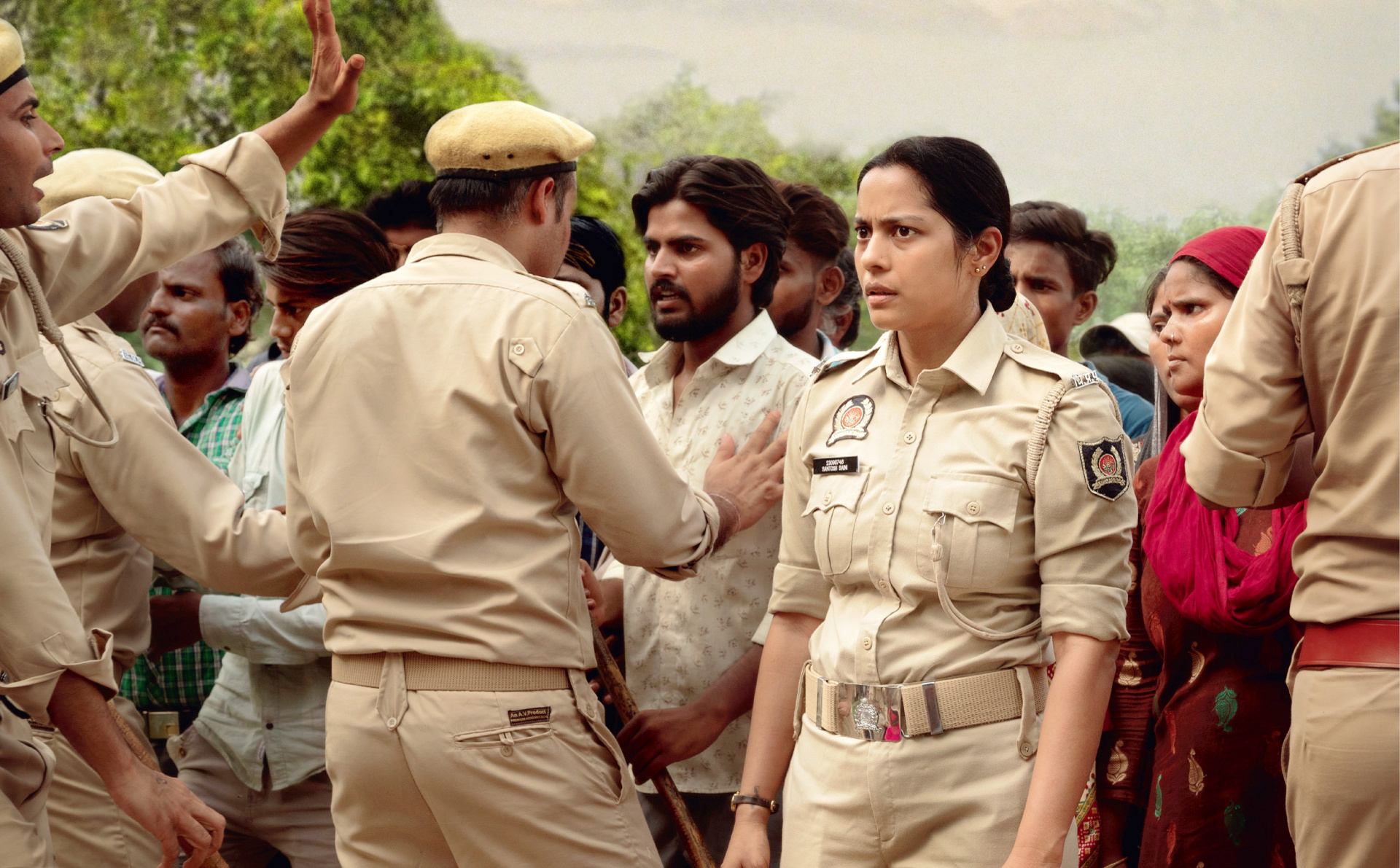 片中莎哈娜在先生殉職後繼承丈夫職位當上女警，調查一件謀殺案。（海鵬提供）