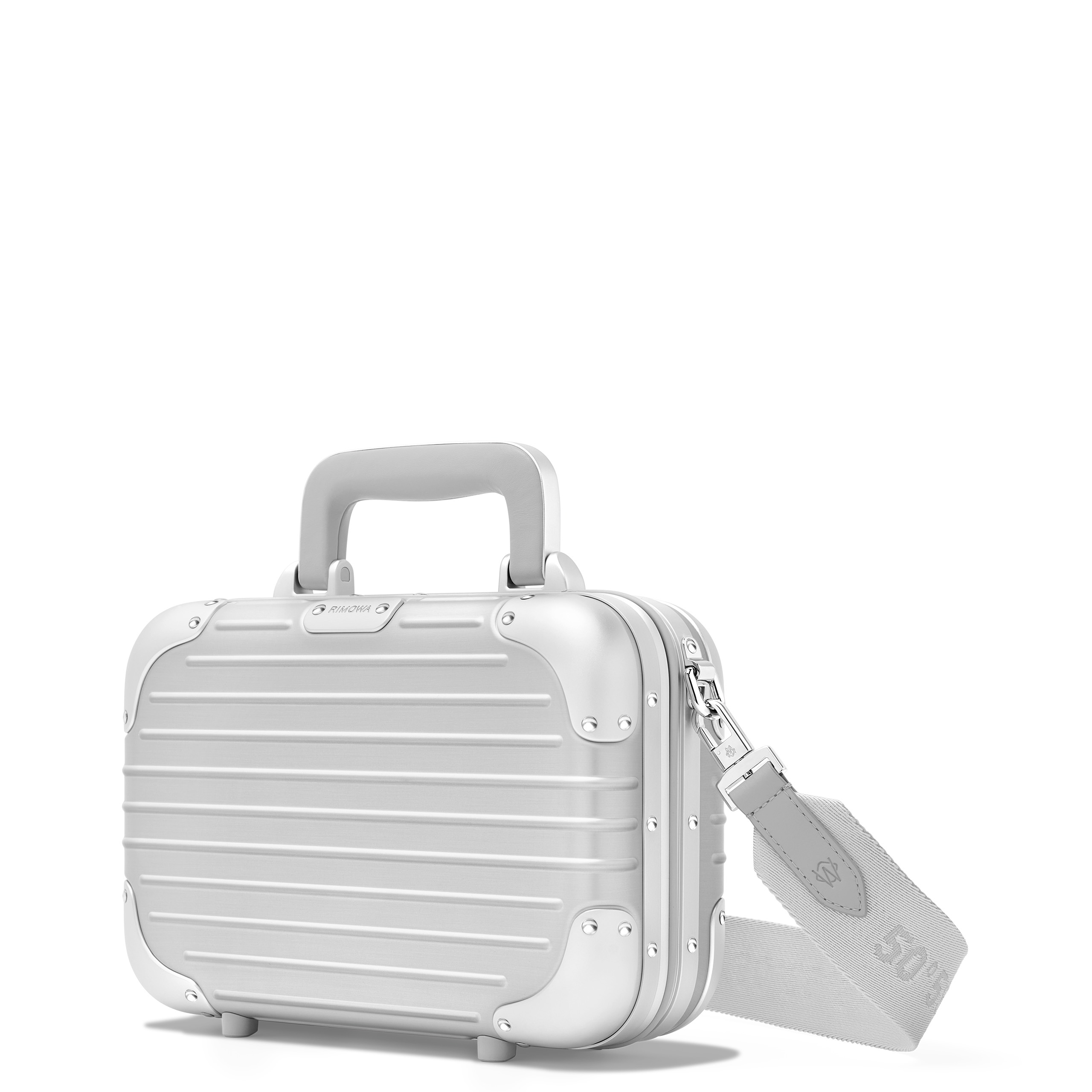 RIMOWA Original Bag有著圓潤的邊角、皮革手把。（美之心提供）