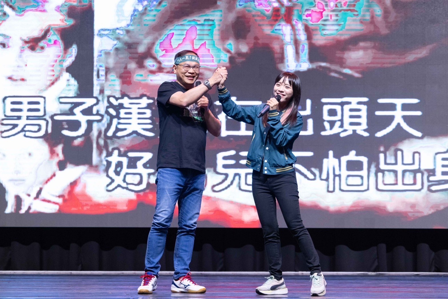 高雄市立委候選人黃捷出席「搶救王義川」高雄場，兩人合唱「飛龍在天」。（黃捷服務處提供）