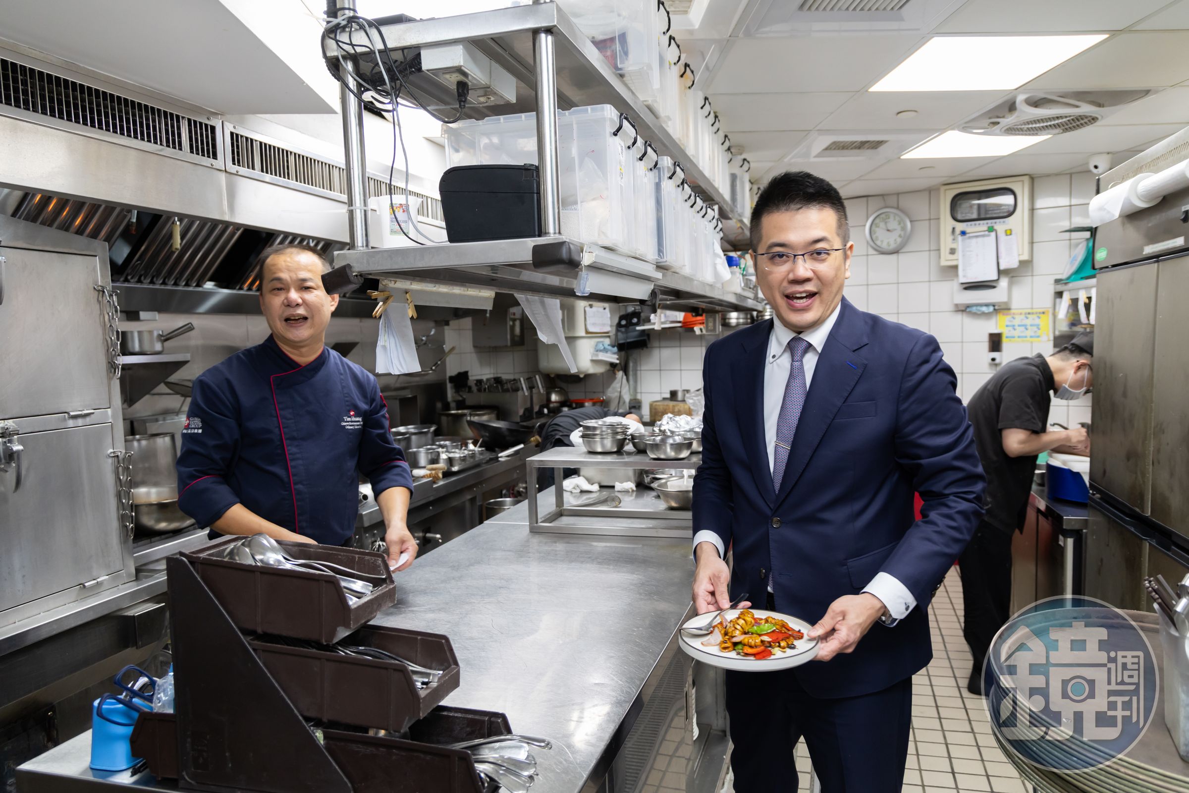 華泰王子飯店昔有「總統御用廚房」美譽,掌管餐飲事業群的「華泰寶寶」郭宗鑫(右)幾乎可說是跟陳炯福接班軌跡一起成長的。