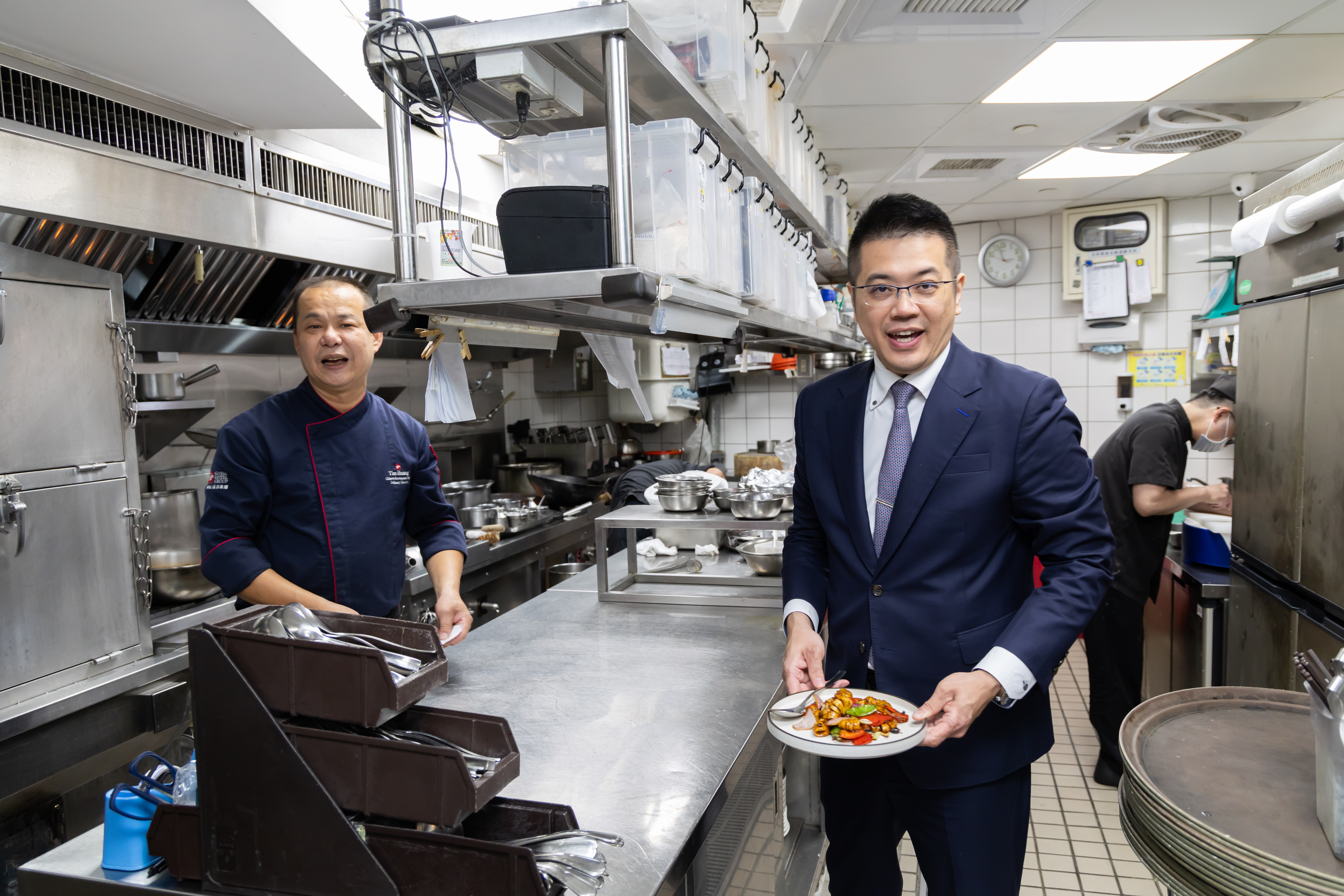 華泰王子飯店昔有「總統御用廚房」美譽,掌管餐飲事業群的「華泰寶寶」郭宗鑫(右)幾乎可說是跟陳炯福接班軌跡一起成長的。