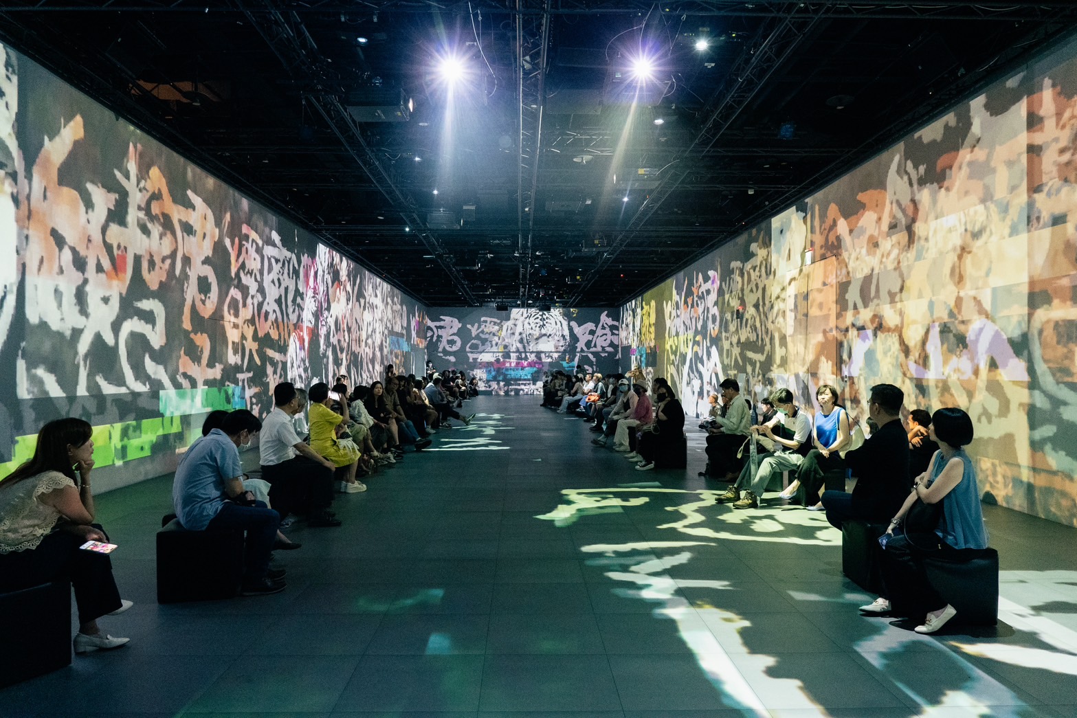 《GAN亭序》-AI沉浸式展演「當代」蘭亭集會：Debugging《易經》運用AI沉浸式展演表現傳統書法藝術。（双融域提供）