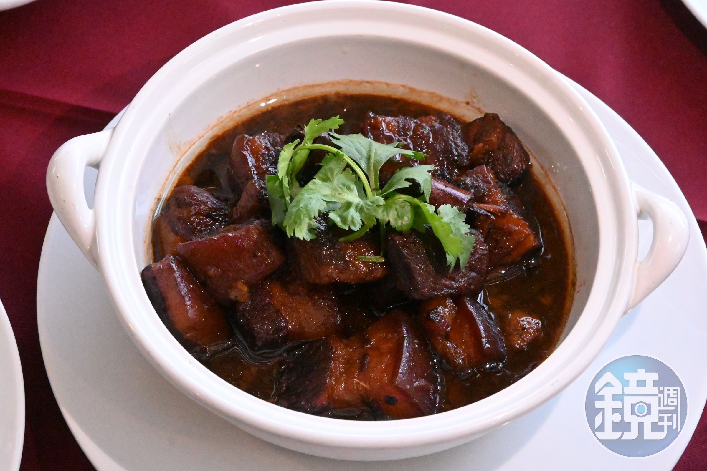中式燉爌肉「Steamed Pork Belly with Pepper & Garlic」醬香四溢，口味偏甜。（180泰銖／份，約NT$165）