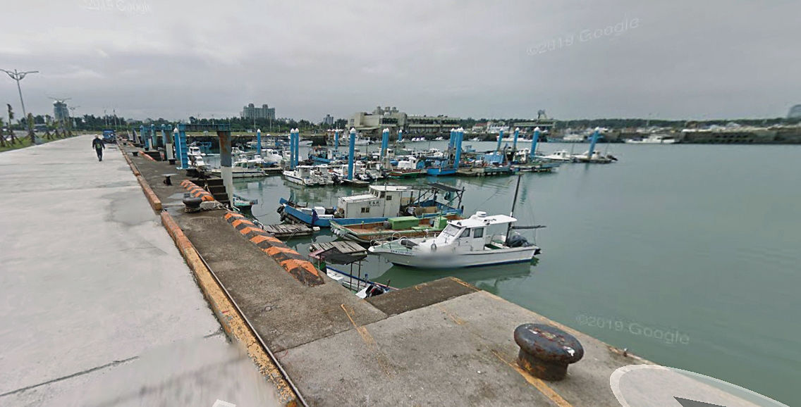 劉冠軍從南寮漁港（圖）偷渡出境，巧合的是，他當時的律師陳勇松手機基地台位置也顯示在新竹一帶。（翻攝GoogleMaps）