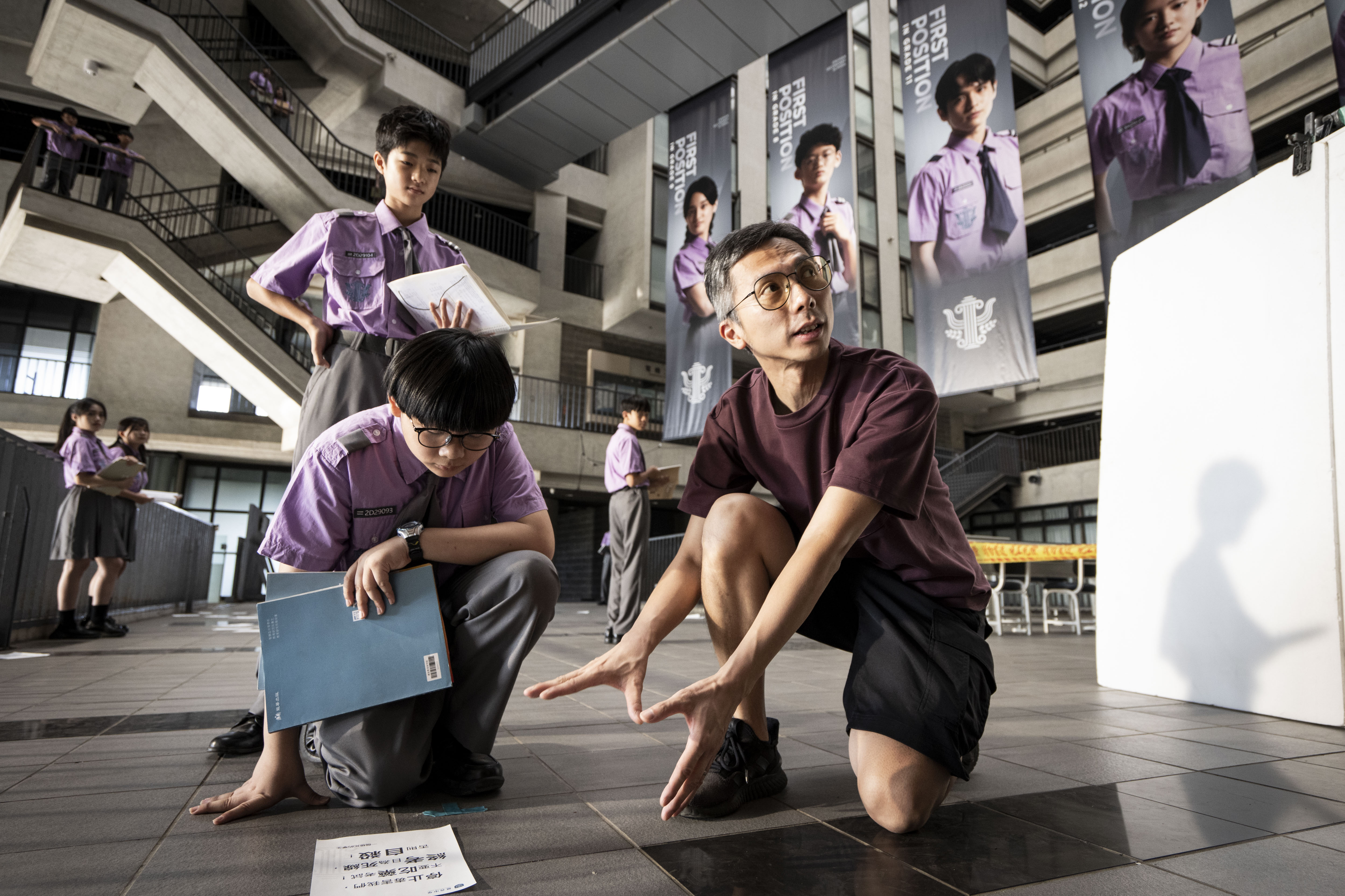 香港導演周冠威（右）編導的懸疑校園電影《自殺通告》在元智大學取景。（本萃電影提供）