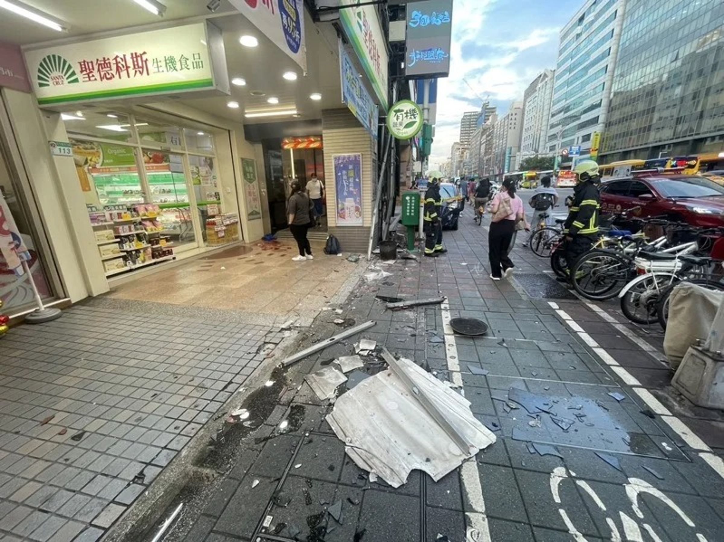 台北小巨蛋附近路口14日傍晚發生一起死亡車禍，駕駛疑似精神不濟衝上人行道，造成一名7旬婦人死亡。（翻攝畫面）