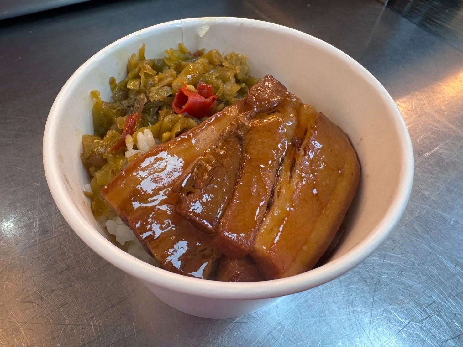 好市多外部熟食區推出焢肉飯配蘿蔔湯的組合餐點,引起會員討論。(翻攝自「Costco好市多 商品經驗老實說」臉書社團)