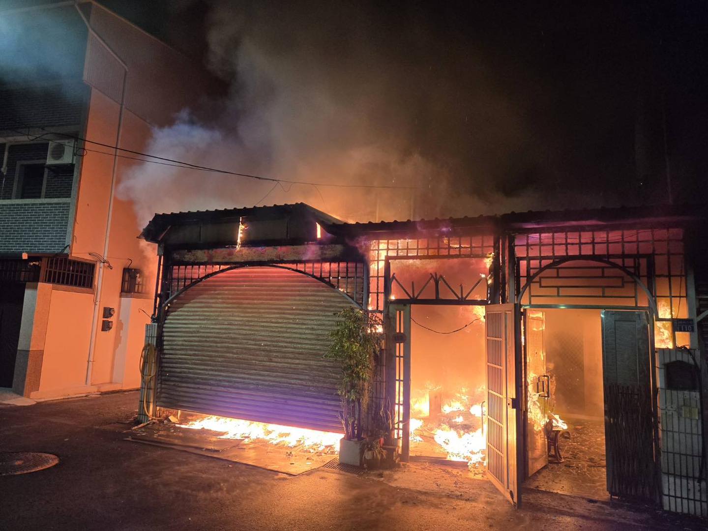 嘉義住宅惡火導致母子葬身火窟，延燒鄰棟住戶3人送醫。（嘉義市消防局提供）