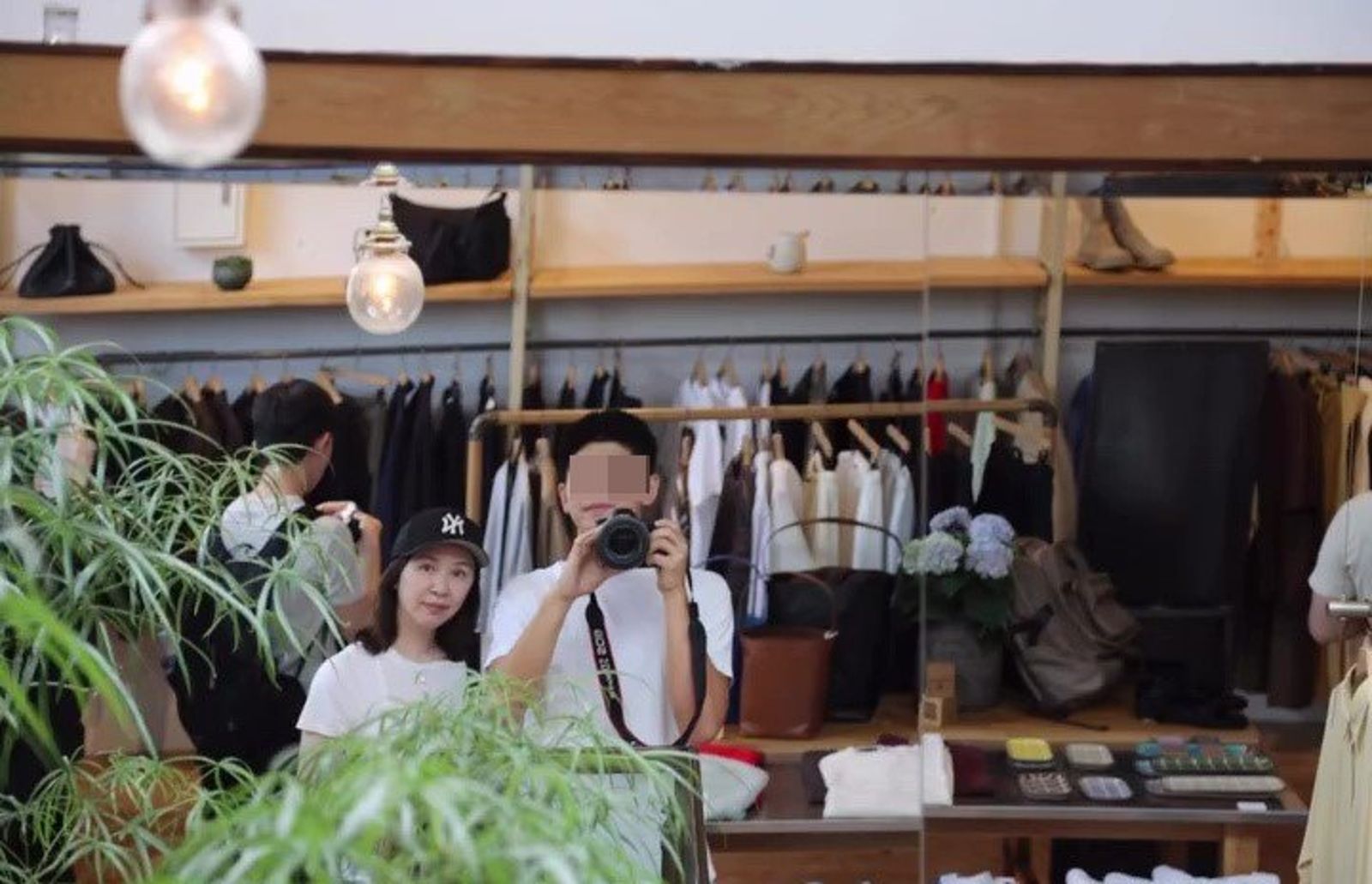 蔡依珊與小兒子在服飾店對鏡自拍，母子互動自然溫馨。（翻攝pattytsai13 IG）