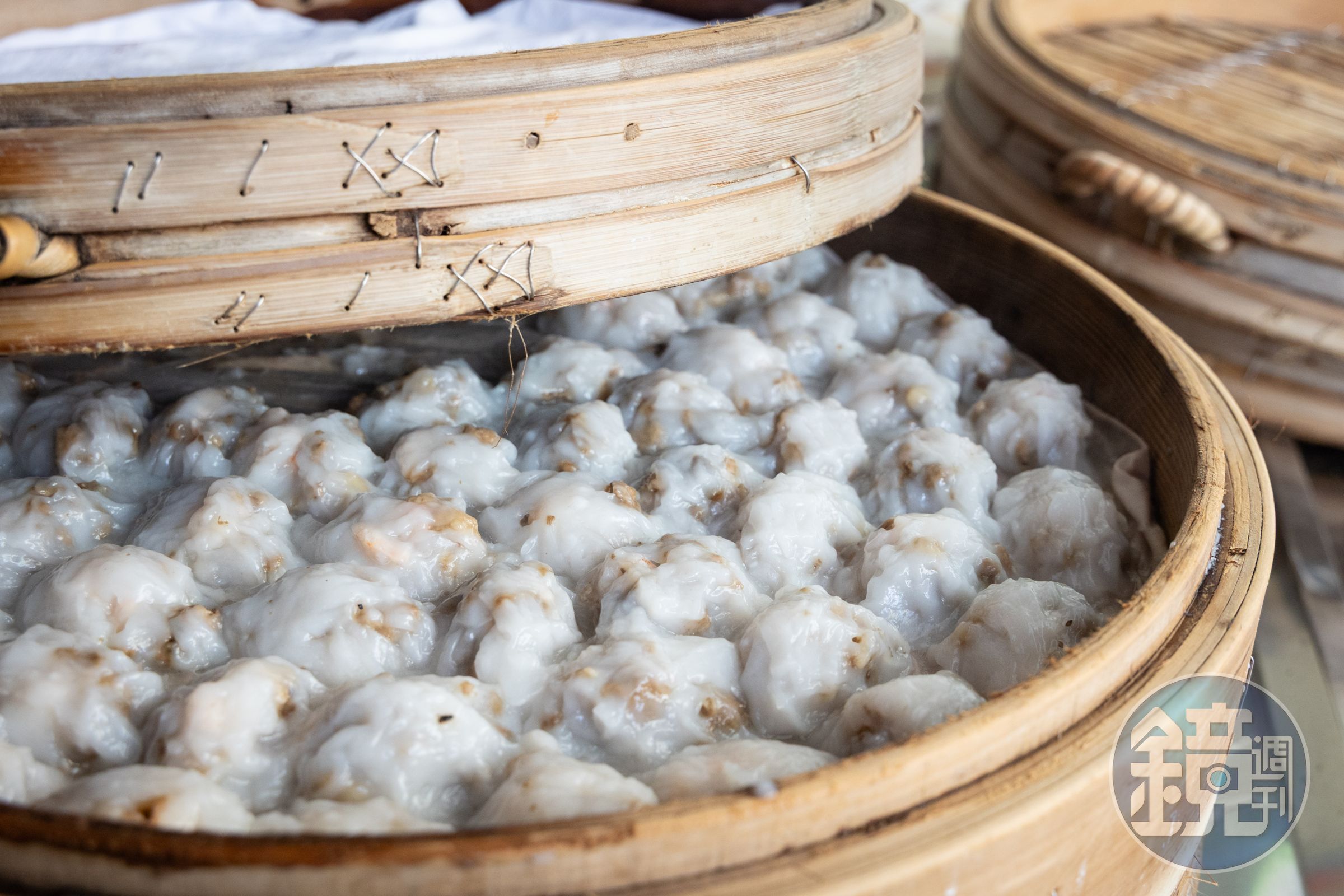 蝦仁肉圓一顆顆小巧玲瓏地鋪排在蒸籠裡。