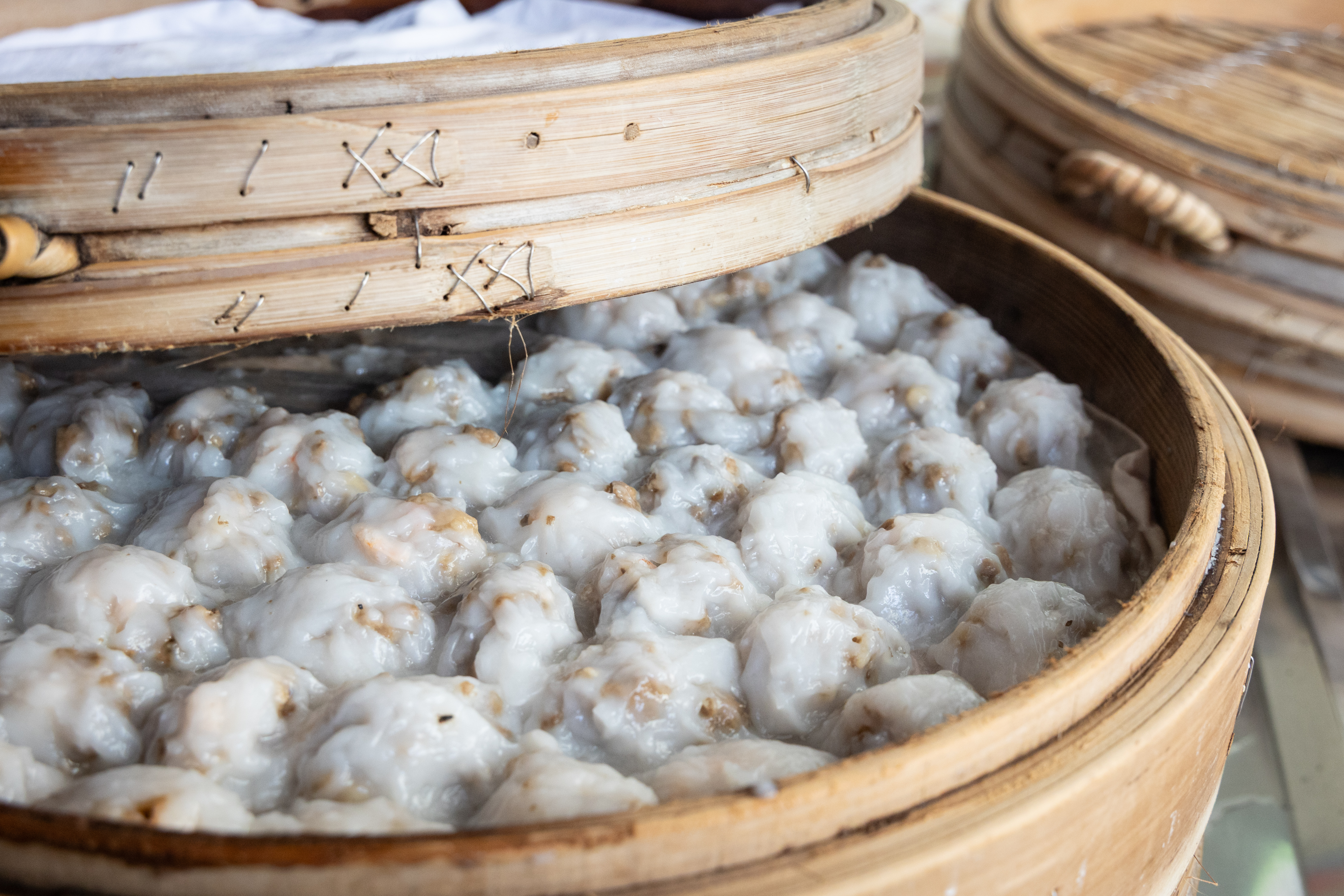 蝦仁肉圓一顆顆小巧玲瓏地鋪排在蒸籠裡。